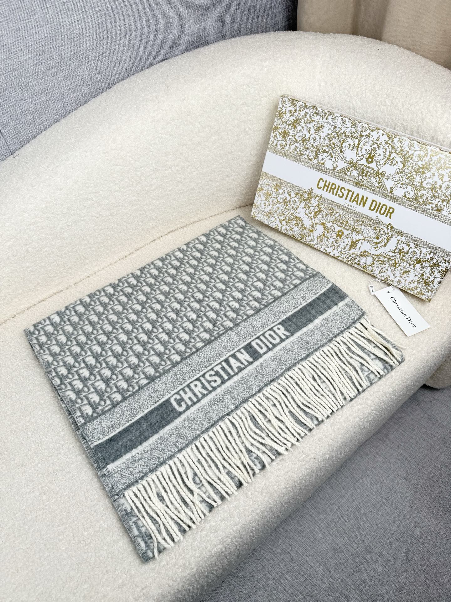 P。Dior。最新时髦围巾，同步专柜‼今年我们的真的是高端Level，重磅极品贸易公司渠道货【货号批次9