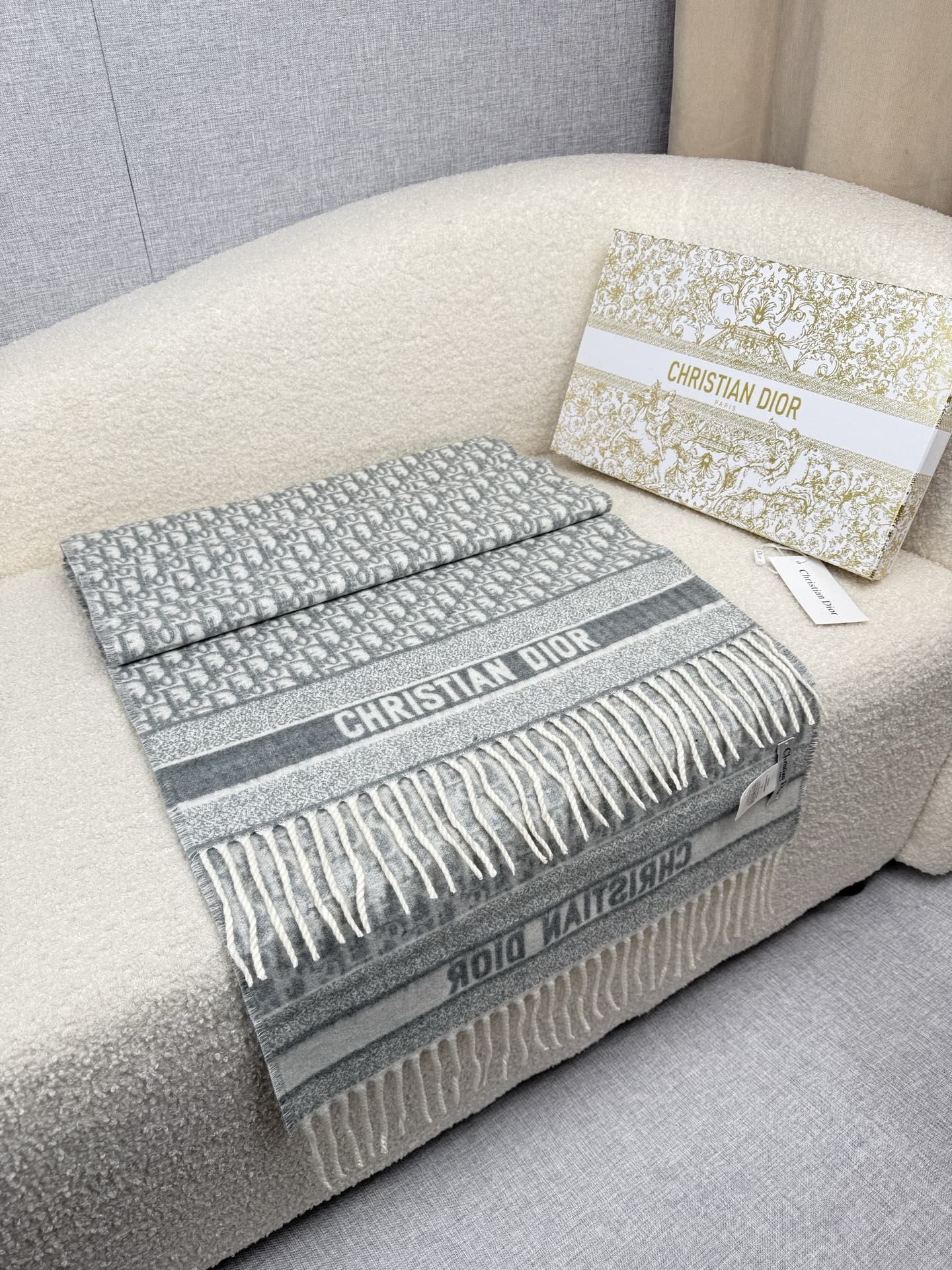 P。Dior。最新时髦围巾，同步专柜‼今年我们的真的是高端Level，重磅极品贸易公司渠道货【货号批次9