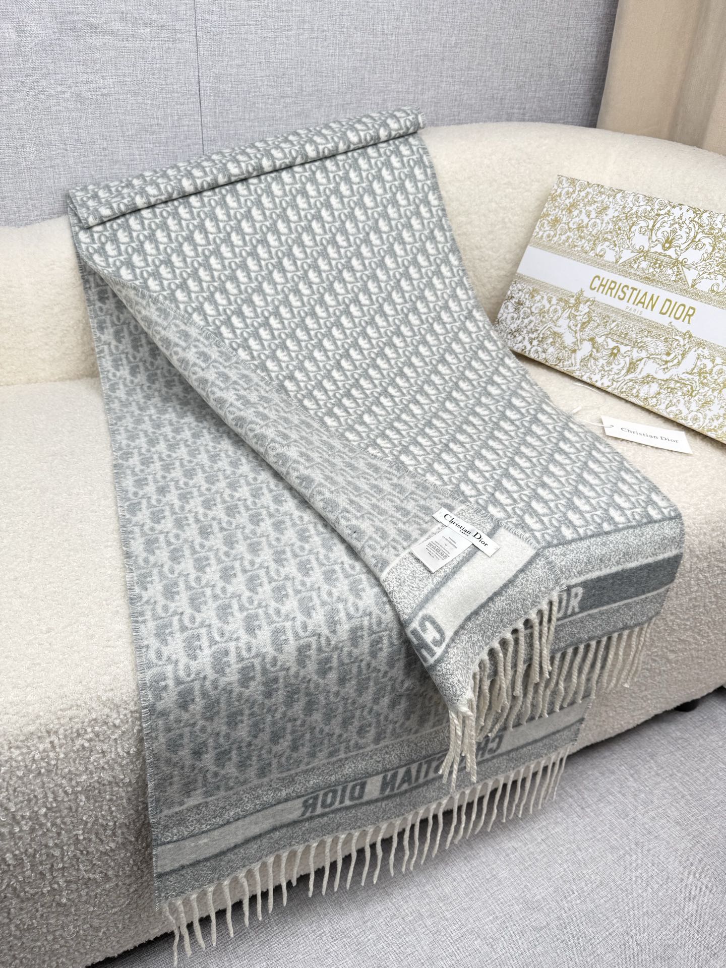 P。Dior。最新时髦围巾，同步专柜‼今年我们的真的是高端Level，重磅极品贸易公司渠道货【货号批次9