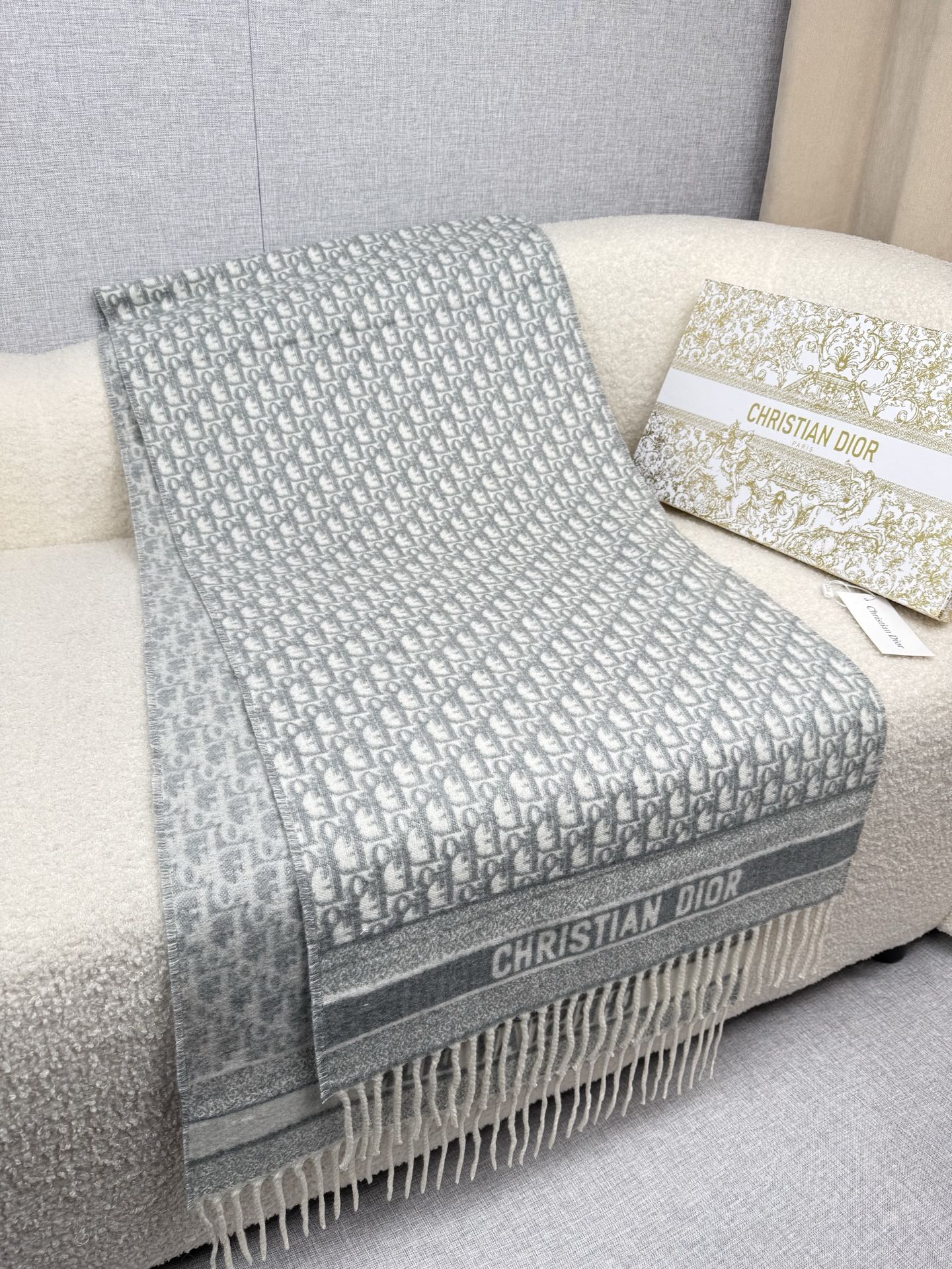 P。Dior。最新时髦围巾，同步专柜‼今年我们的真的是高端Level，重磅极品贸易公司渠道货【货号批次9