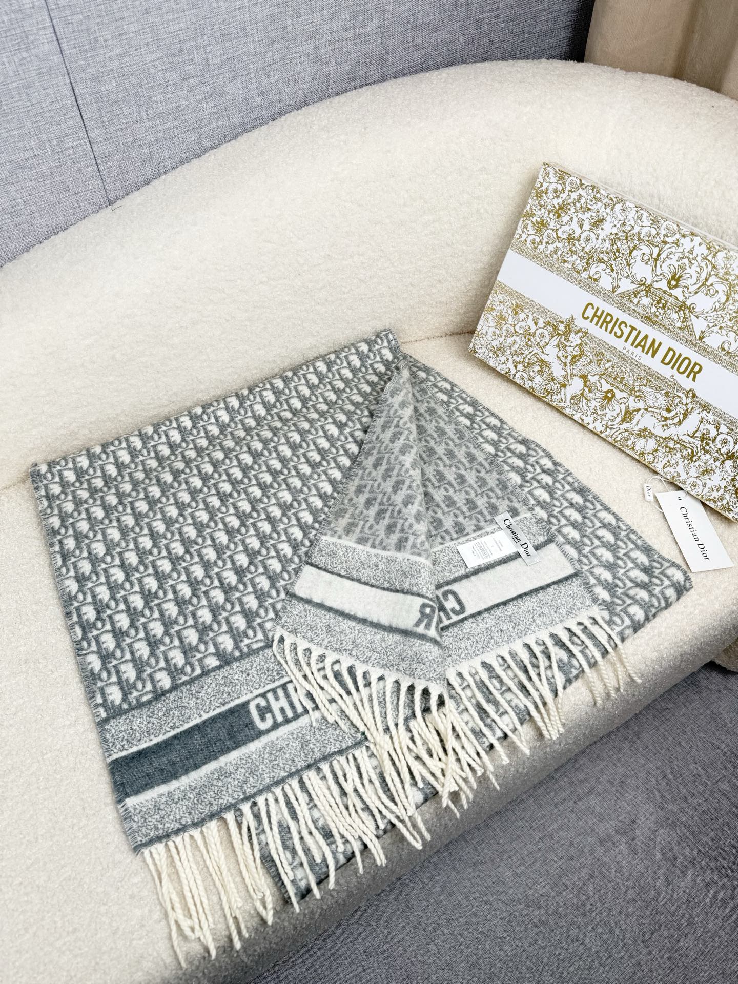 P。Dior。最新时髦围巾，同步专柜‼今年我们的真的是高端Level，重磅极品贸易公司渠道货【货号批次9