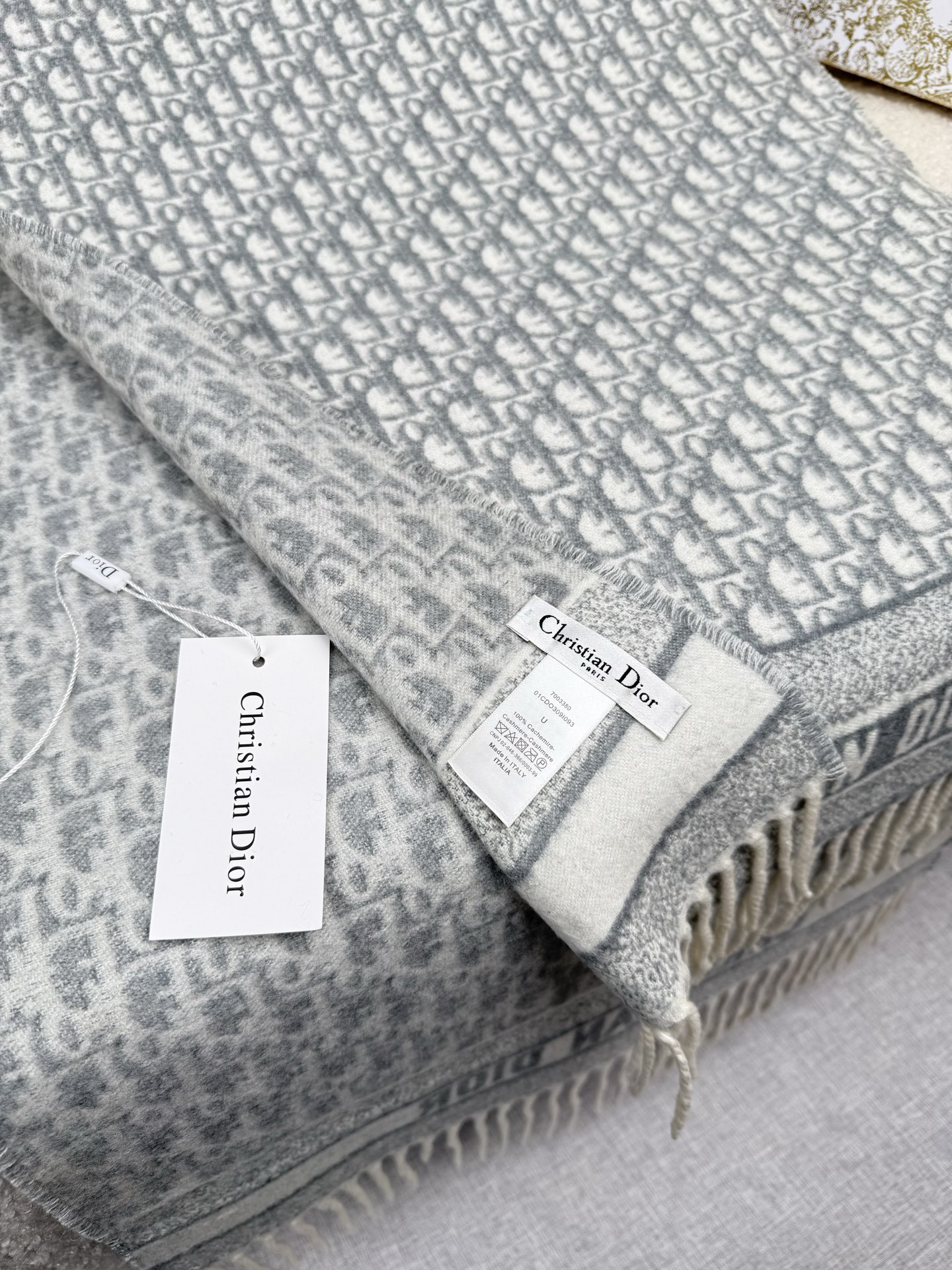 P。Dior。最新时髦围巾，同步专柜‼今年我们的真的是高端Level，重磅极品贸易公司渠道货【货号批次9