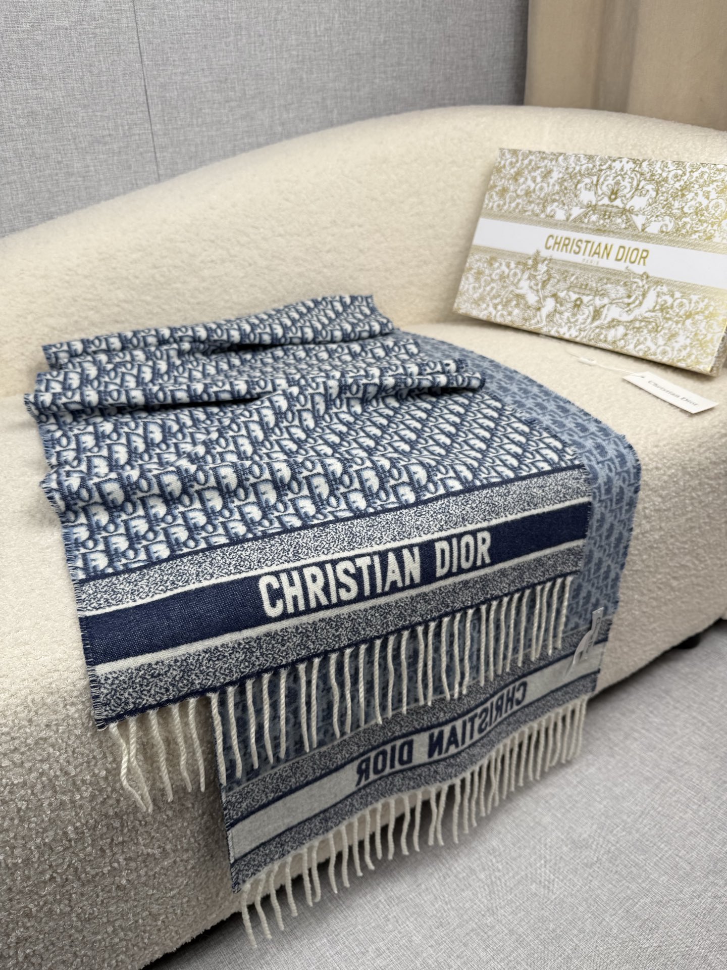 P。Dior。最新时髦围巾，同步专柜‼今年我们的真的是高端Level，重磅极品贸易公司渠道货【货号批次9
