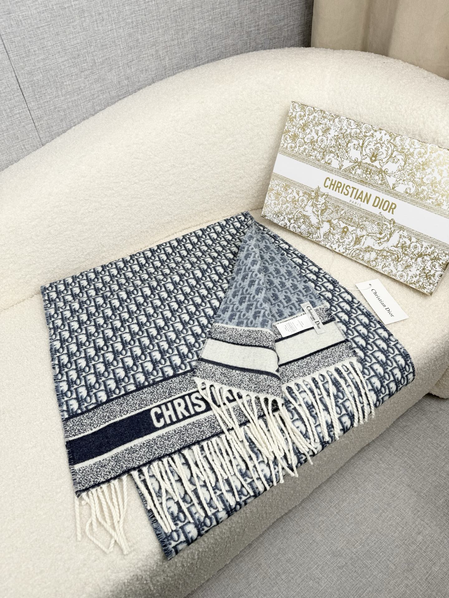 P。Dior。最新时髦围巾，同步专柜‼今年我们的真的是高端Level，重磅极品贸易公司渠道货【货号批次9