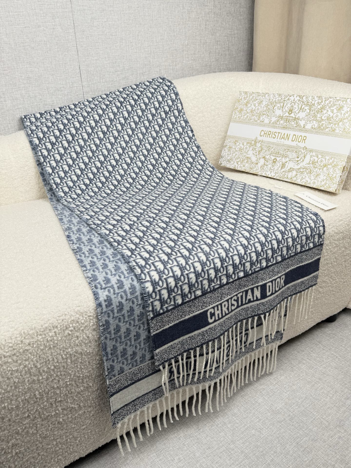 P。Dior。最新时髦围巾，同步专柜‼今年我们的真的是高端Level，重磅极品贸易公司渠道货【货号批次9