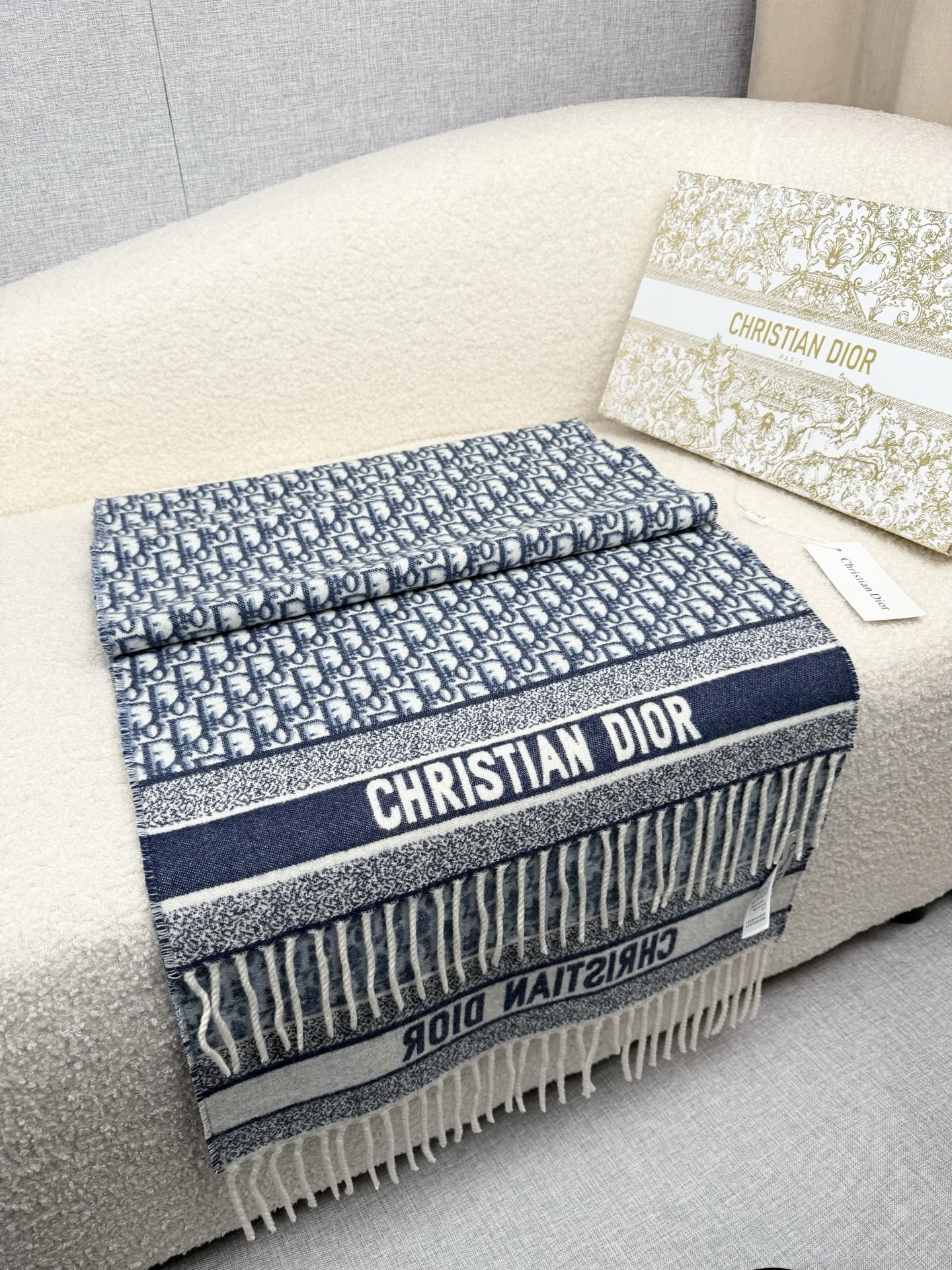 P。Dior。最新时髦围巾，同步专柜‼今年我们的真的是高端Level，重磅极品贸易公司渠道货【货号批次9