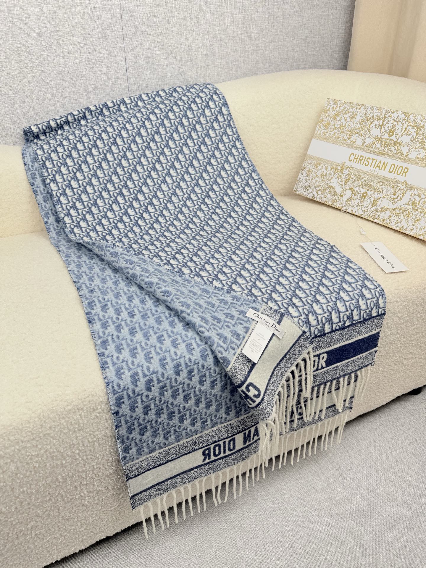 P。Dior。最新时髦围巾，同步专柜‼今年我们的真的是高端Level，重磅极品贸易公司渠道货【货号批次9