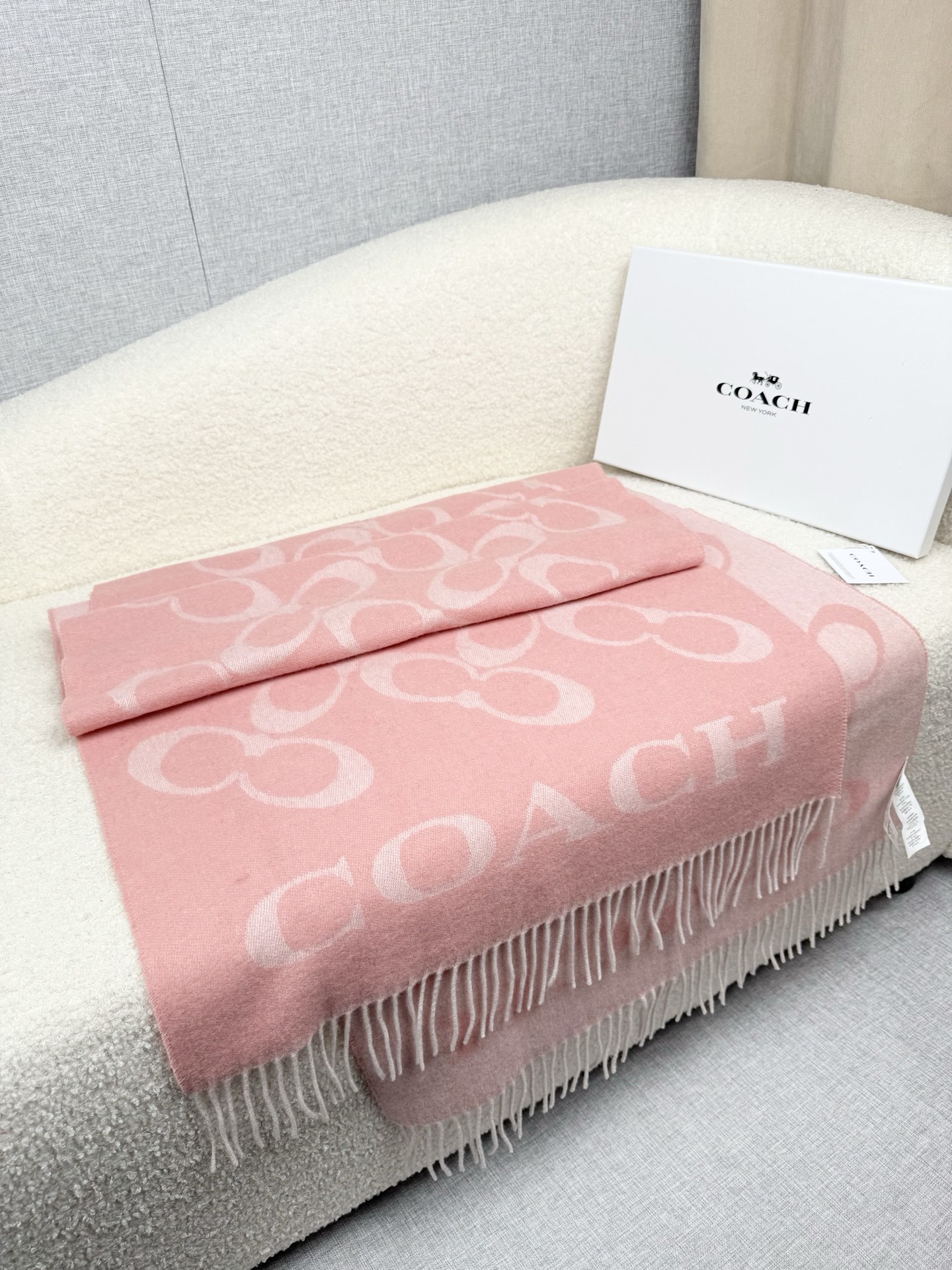 P。蔻驰。【高版】Coach经典C logo双面披肩也太好看了吧！不仅有颜值还有品质，97%羊毛+3%羊