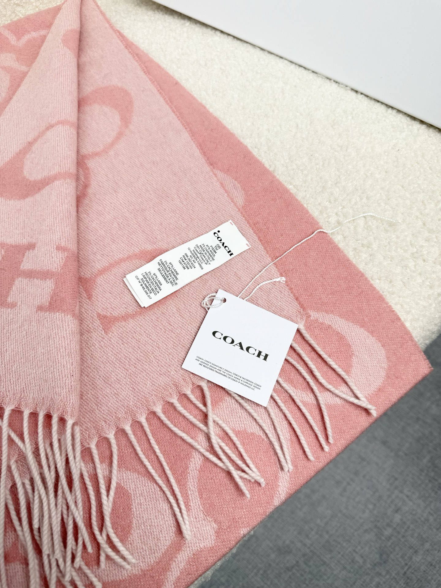 P。蔻驰。【高版】Coach经典C logo双面披肩也太好看了吧！不仅有颜值还有品质，97%羊毛+3%羊