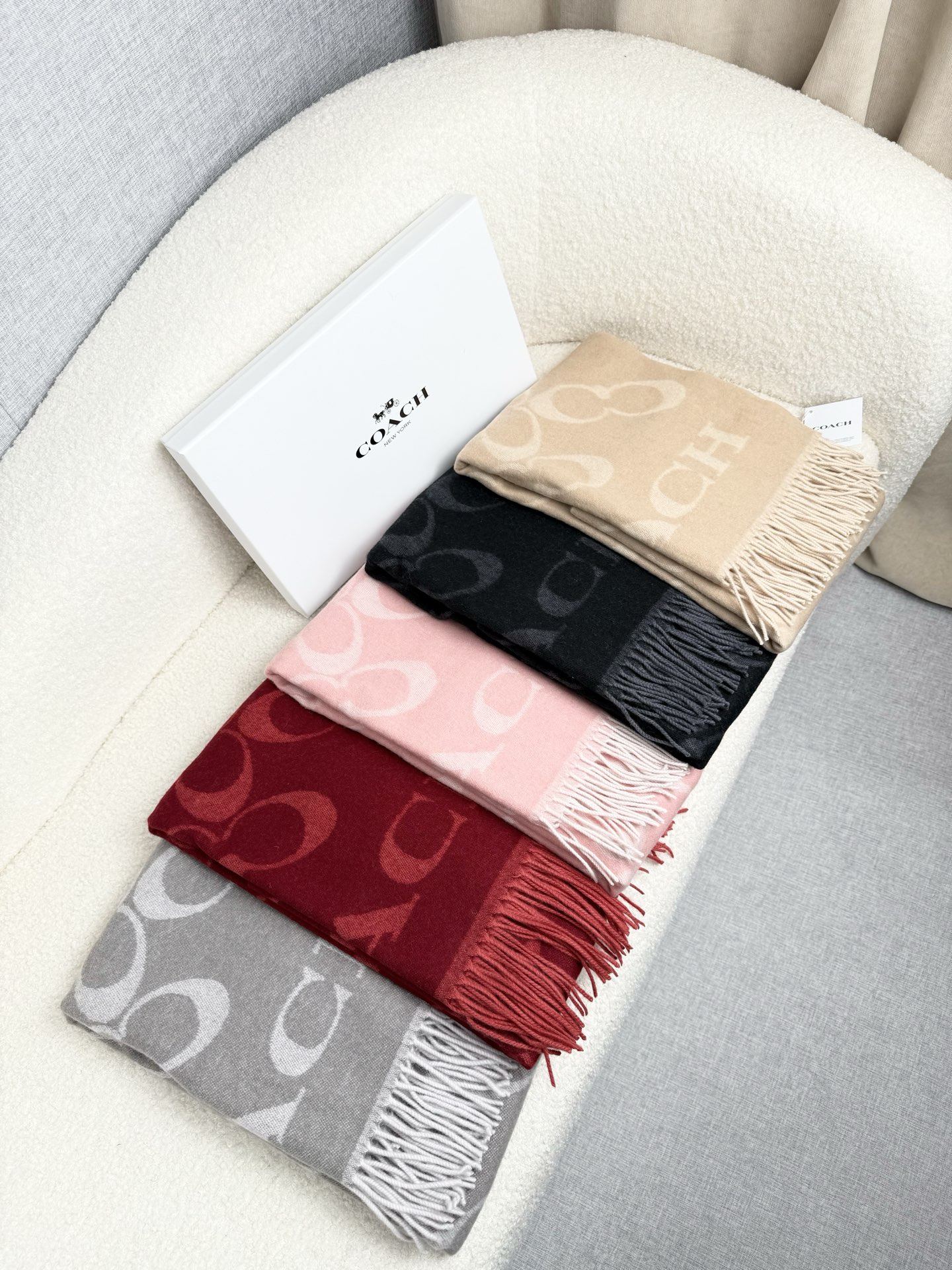 P。蔻驰。【高版】Coach经典C logo双面披肩也太好看了吧！不仅有颜值还有品质，97%羊毛+3%羊