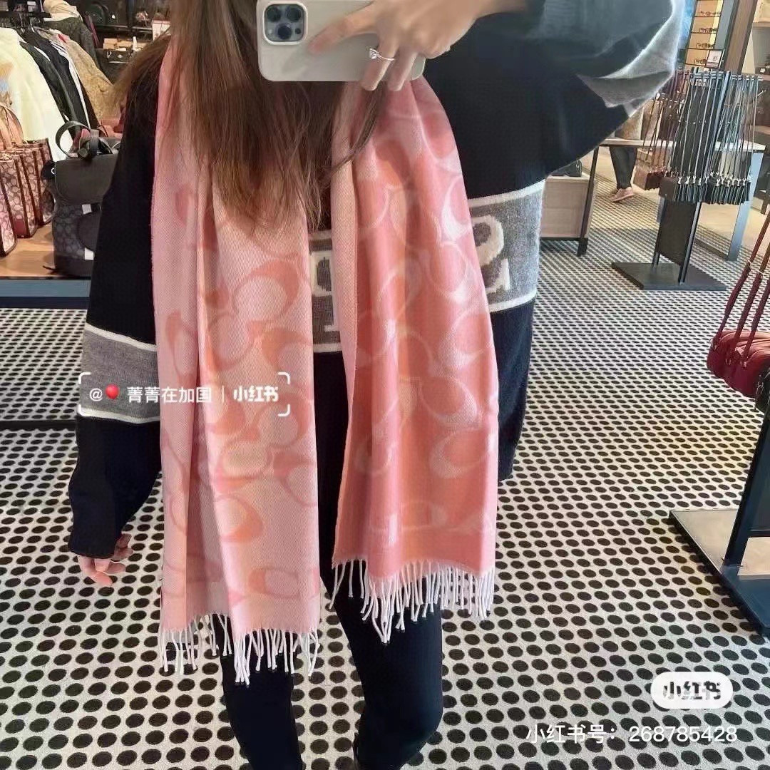 P。蔻驰。【高版】Coach经典C logo双面披肩也太好看了吧！不仅有颜值还有品质，97%羊毛+3%羊