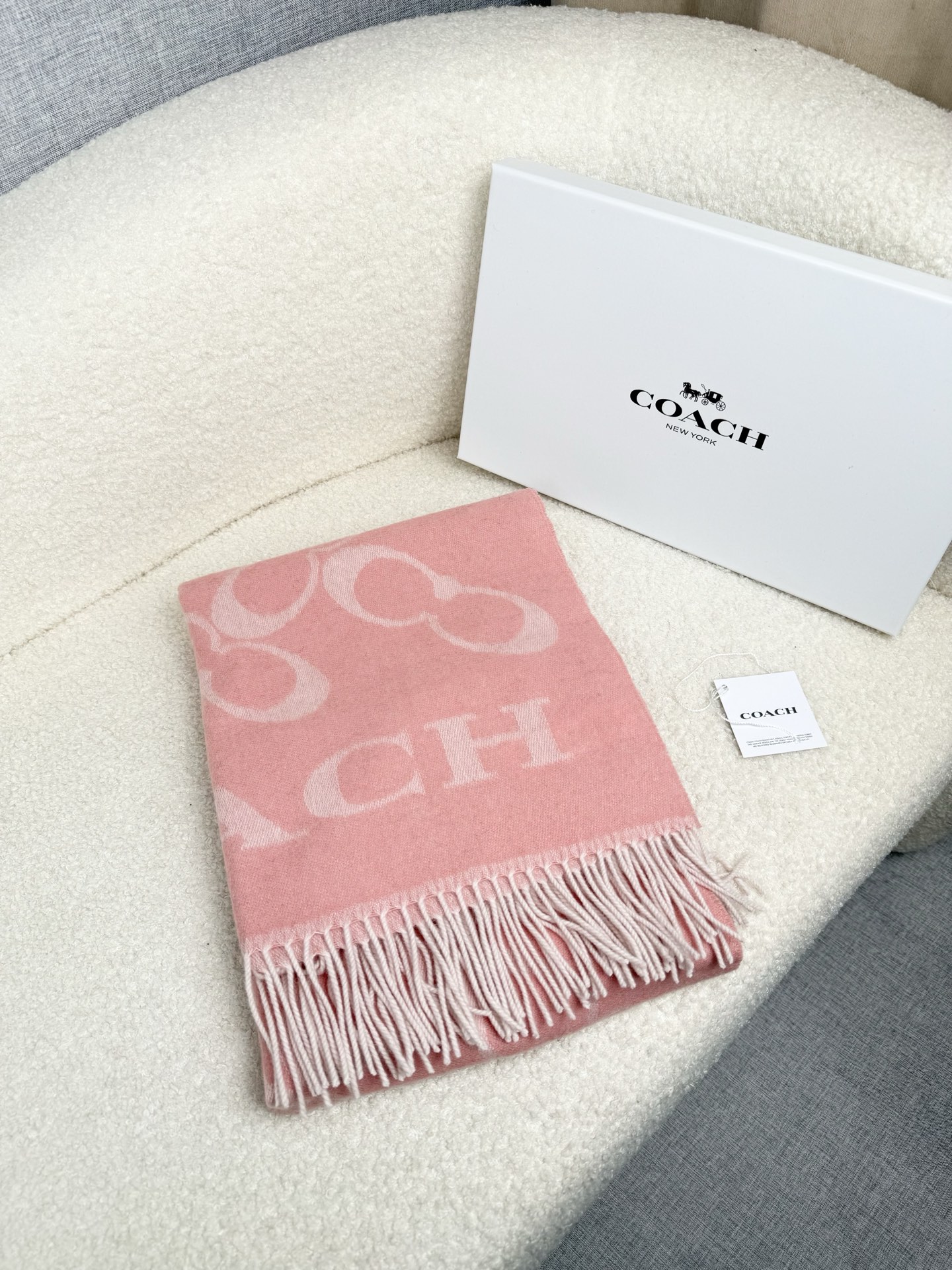 P。蔻驰。【高版】Coach经典C logo双面披肩也太好看了吧！不仅有颜值还有品质，97%羊毛+3%羊