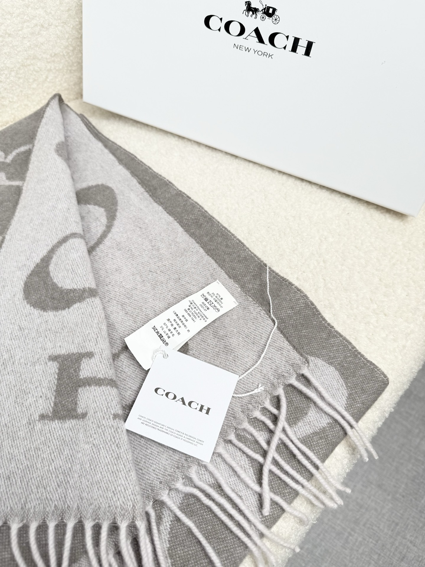 P。蔻驰。【高版】Coach经典C logo双面披肩也太好看了吧！不仅有颜值还有品质，97%羊毛+3%羊