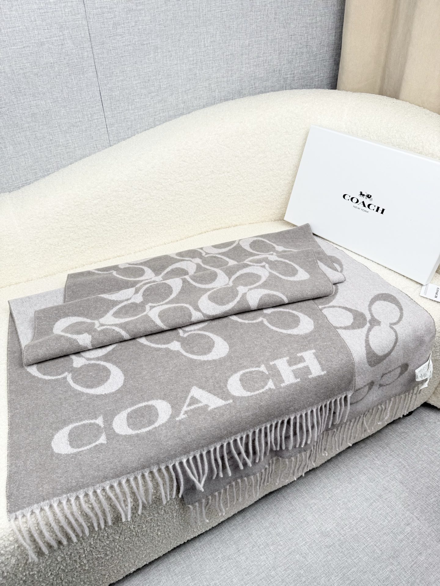 P。蔻驰。【高版】Coach经典C logo双面披肩也太好看了吧！不仅有颜值还有品质，97%羊毛+3%羊