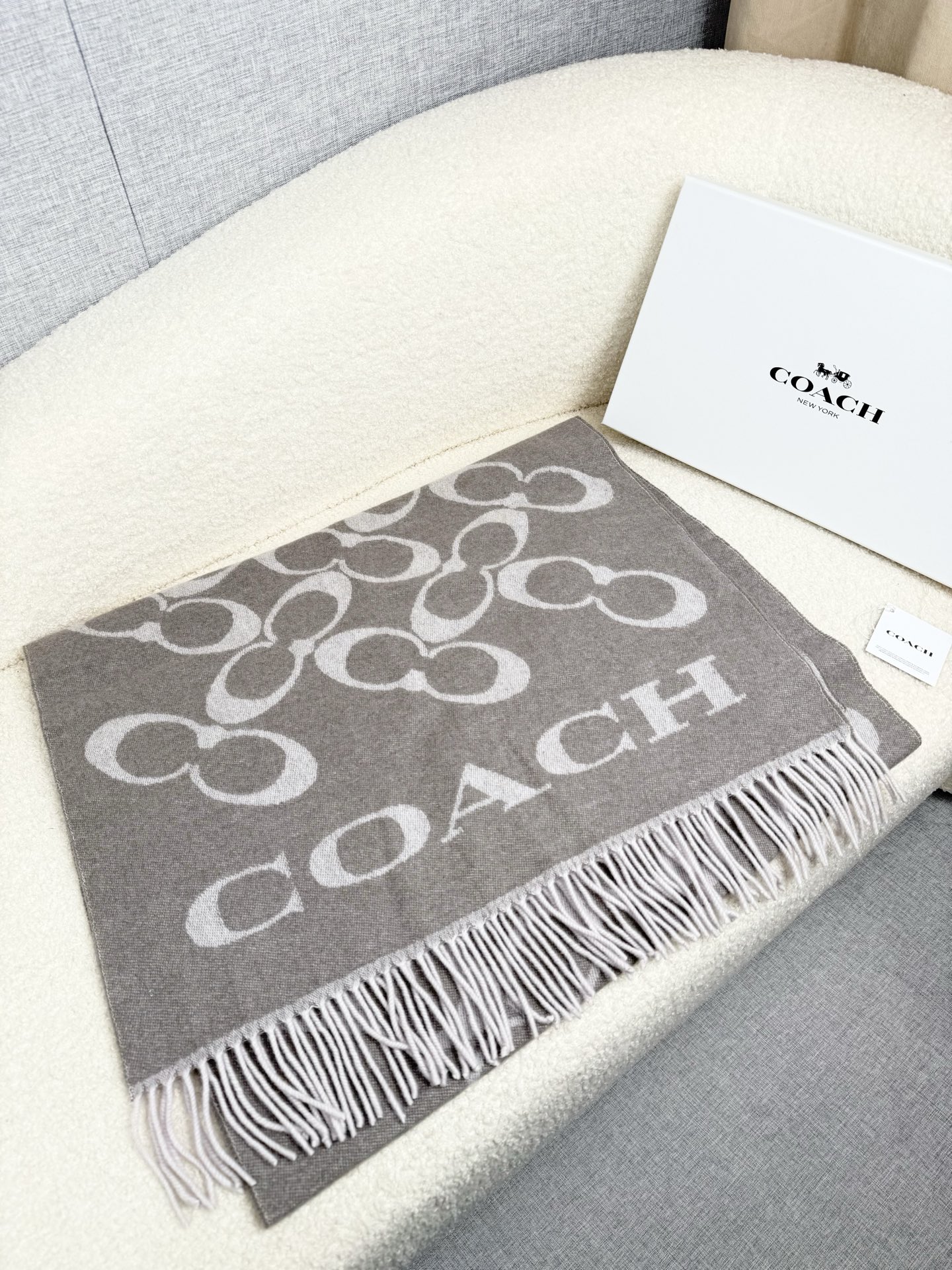 P。蔻驰。【高版】Coach经典C logo双面披肩也太好看了吧！不仅有颜值还有品质，97%羊毛+3%羊