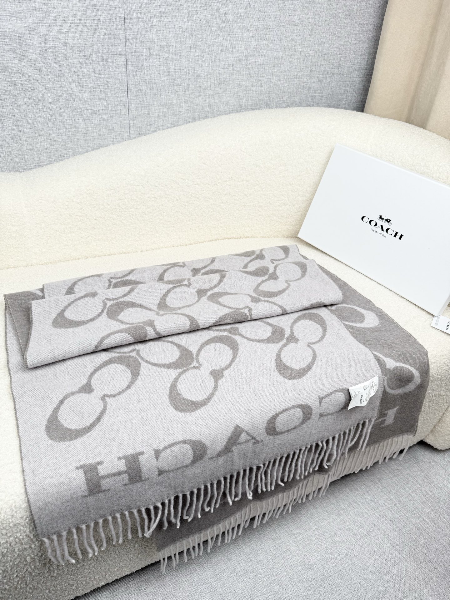 P。蔻驰。【高版】Coach经典C logo双面披肩也太好看了吧！不仅有颜值还有品质，97%羊毛+3%羊