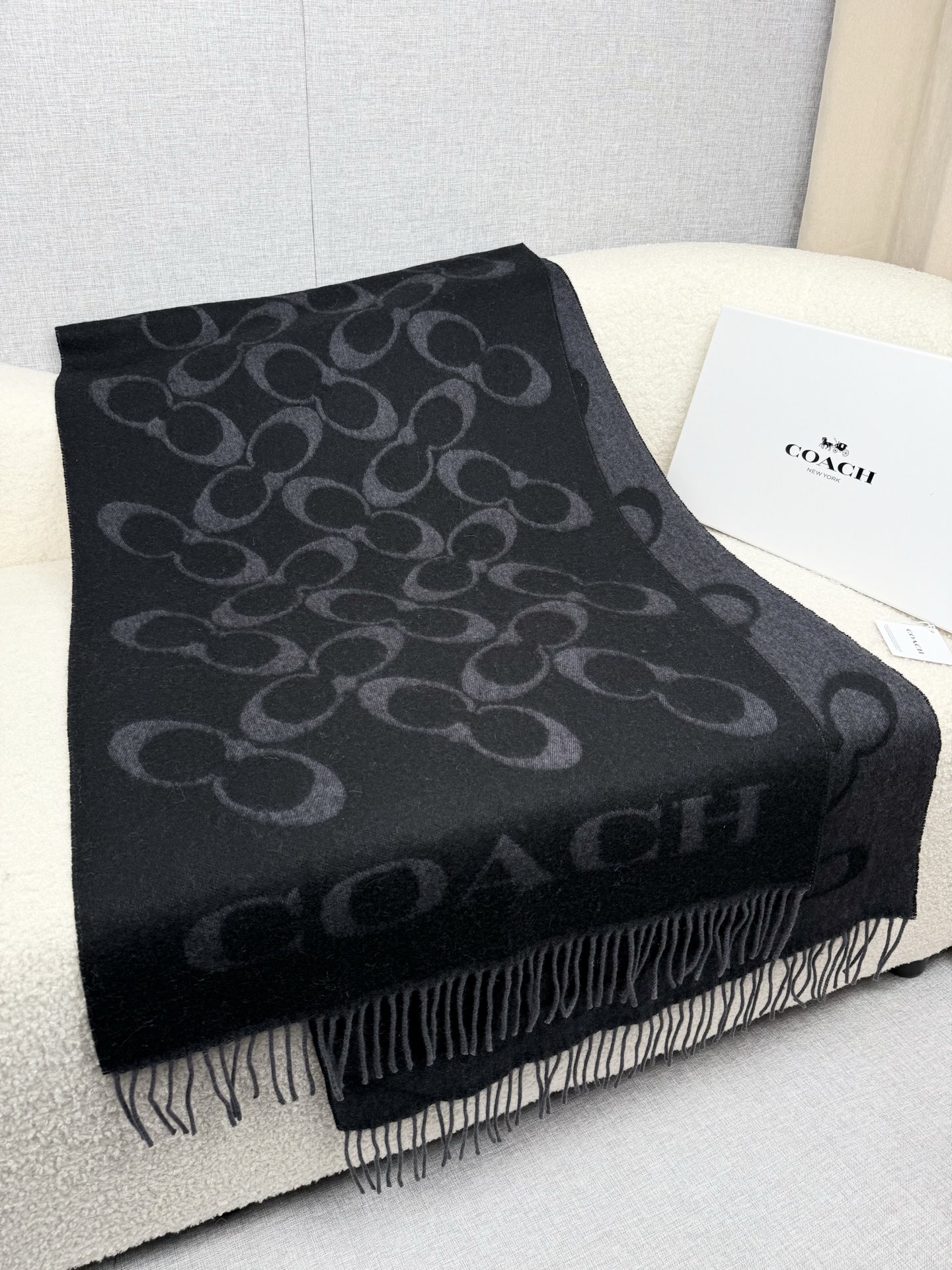 P。蔻驰。【高版】Coach经典C logo双面披肩也太好看了吧！不仅有颜值还有品质，97%羊毛+3%羊