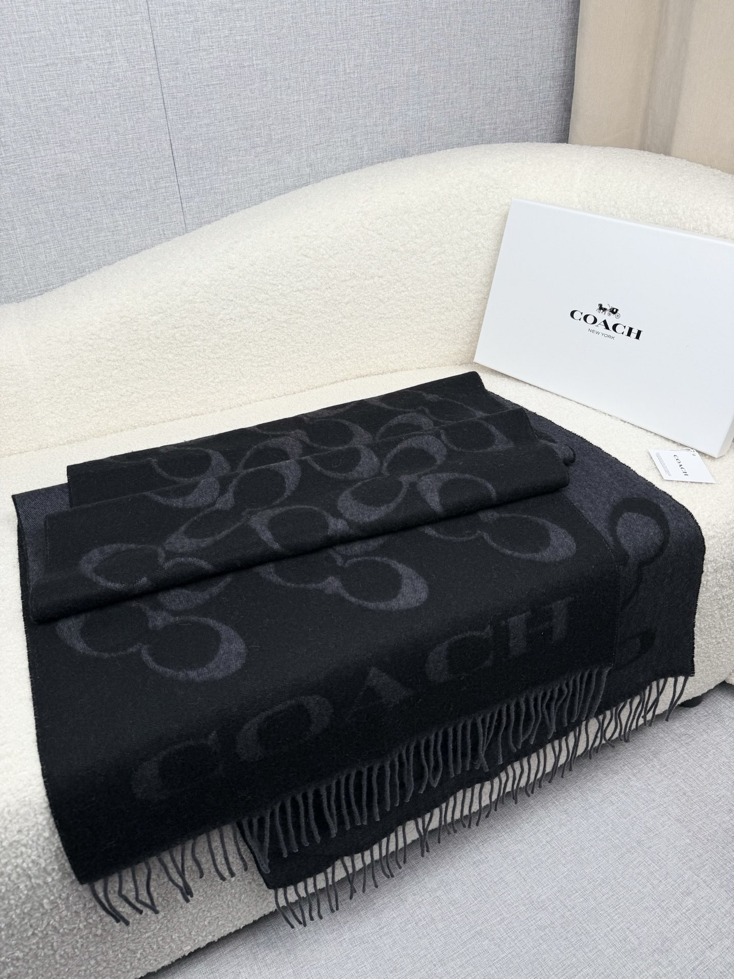 P。蔻驰。【高版】Coach经典C logo双面披肩也太好看了吧！不仅有颜值还有品质，97%羊毛+3%羊