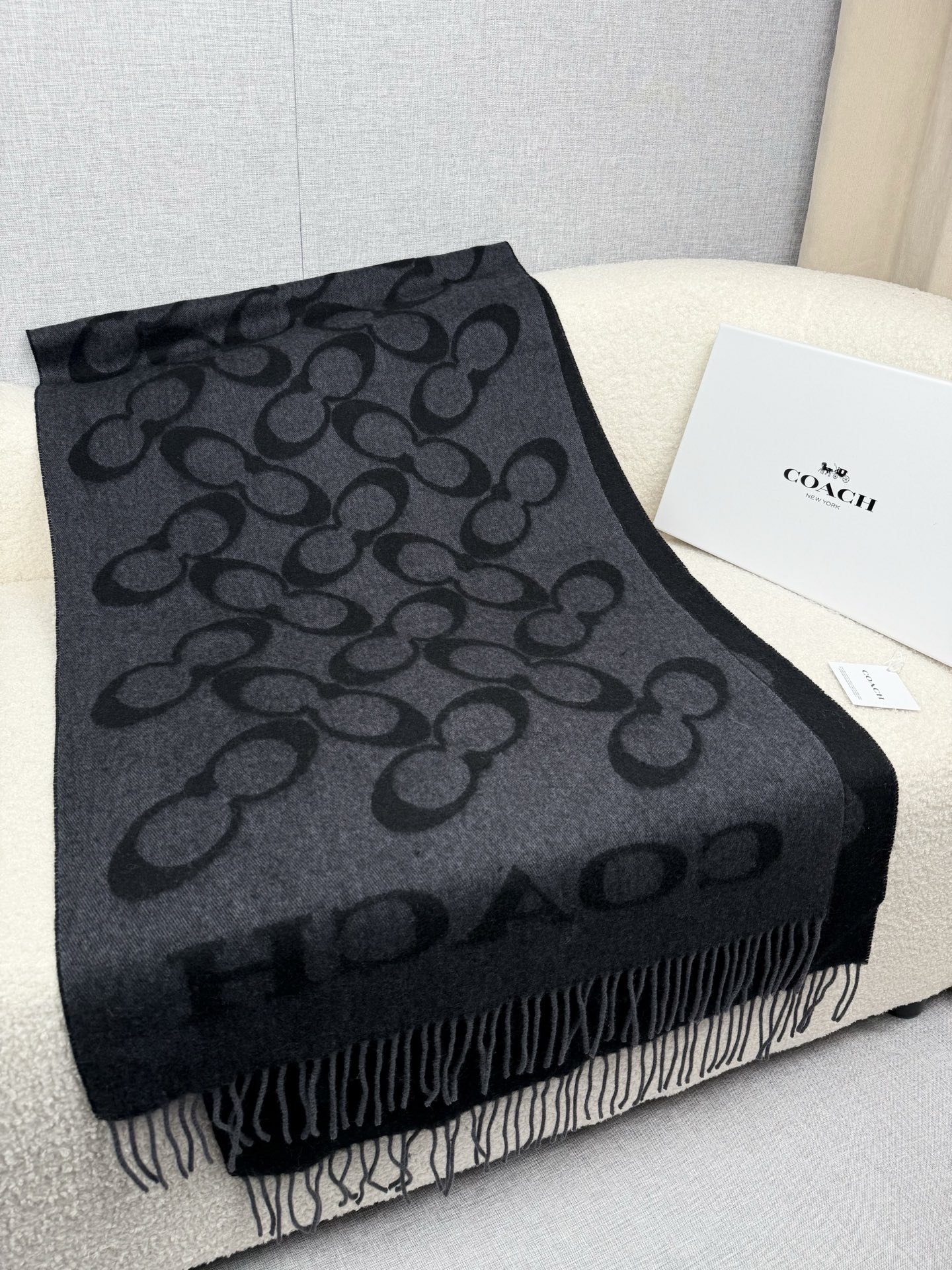 P。蔻驰。【高版】Coach经典C logo双面披肩也太好看了吧！不仅有颜值还有品质，97%羊毛+3%羊