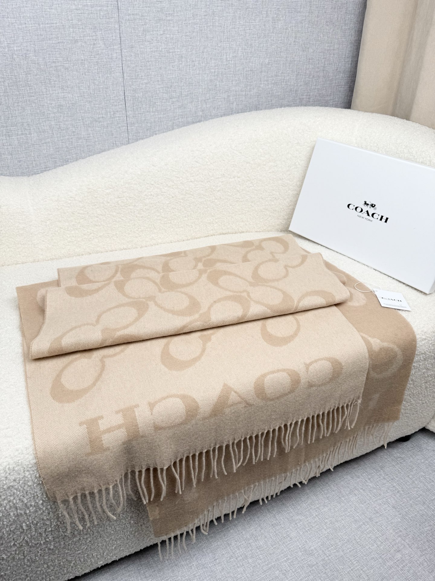 P。蔻驰。【高版】Coach经典C logo双面披肩也太好看了吧！不仅有颜值还有品质，97%羊毛+3%羊