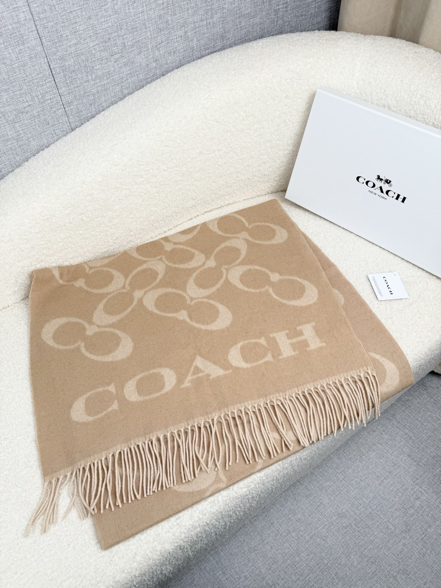 P。蔻驰。【高版】Coach经典C logo双面披肩也太好看了吧！不仅有颜值还有品质，97%羊毛+3%羊