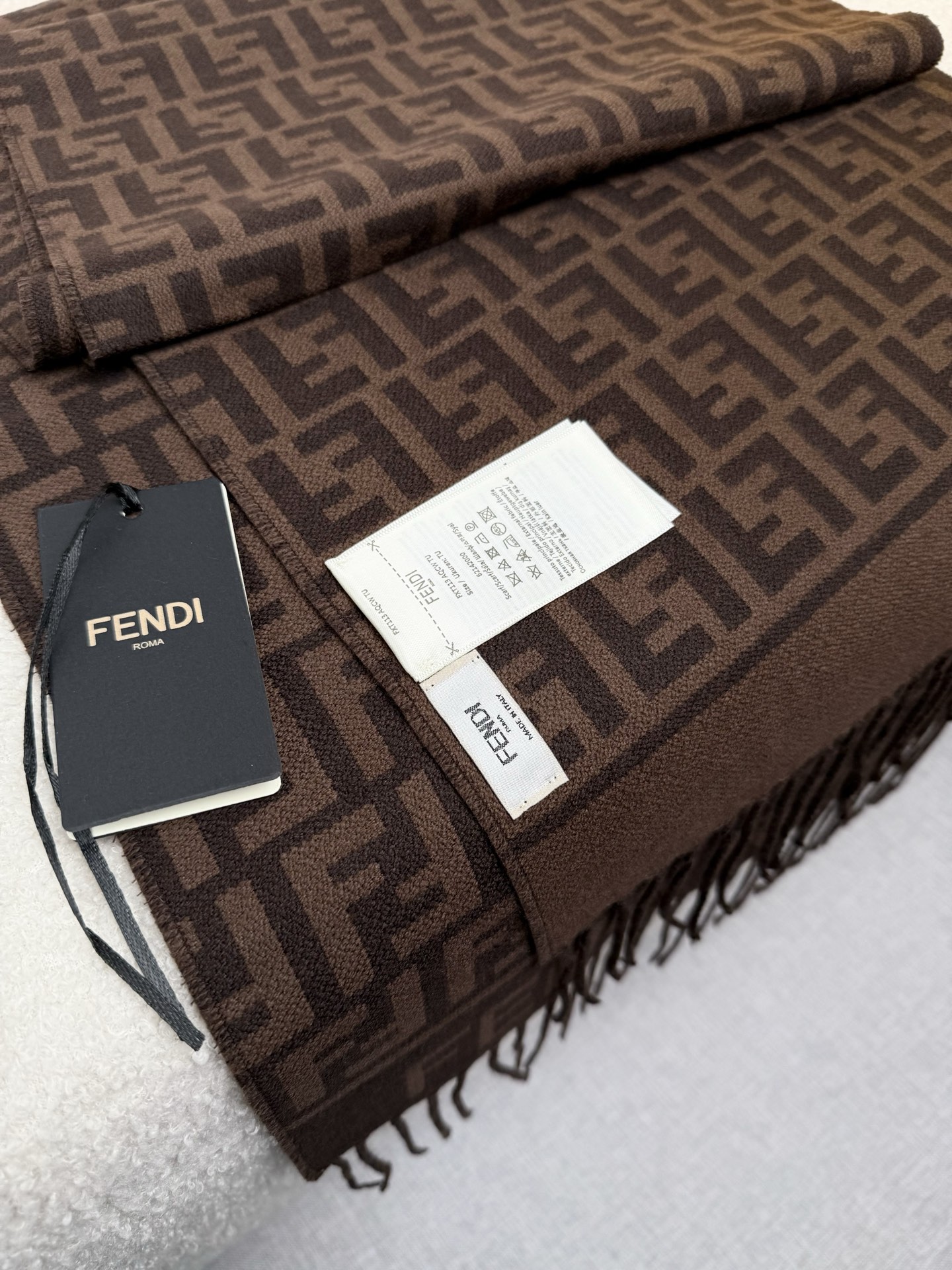 。F家。免代购！极品！Fendi今年最火的围巾！全世界都在抢的老花FF字母款！主打的限量大极品！专柜也是