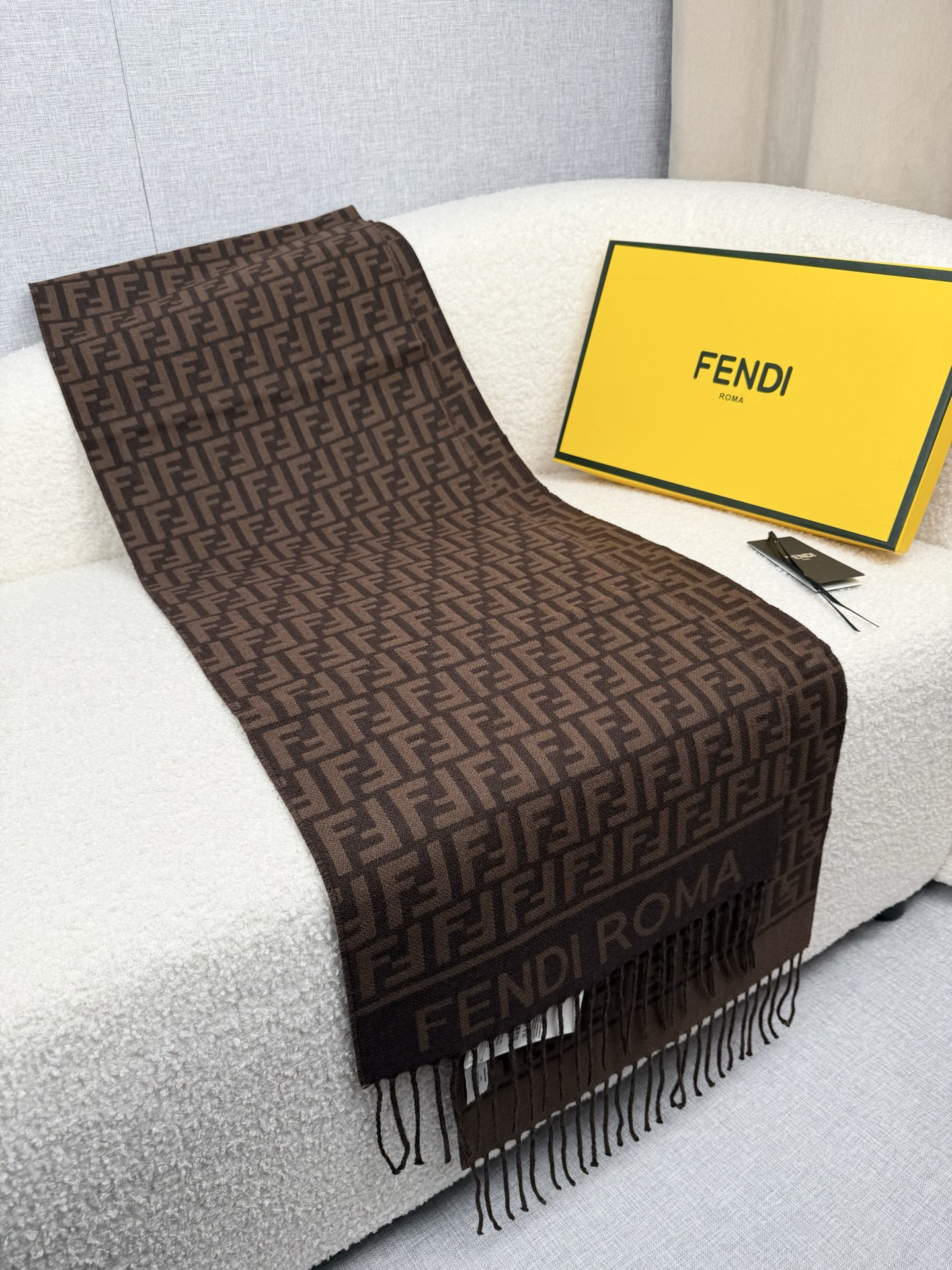 。F家。免代购！极品！Fendi今年最火的围巾！全世界都在抢的老花FF字母款！主打的限量大极品！专柜也是