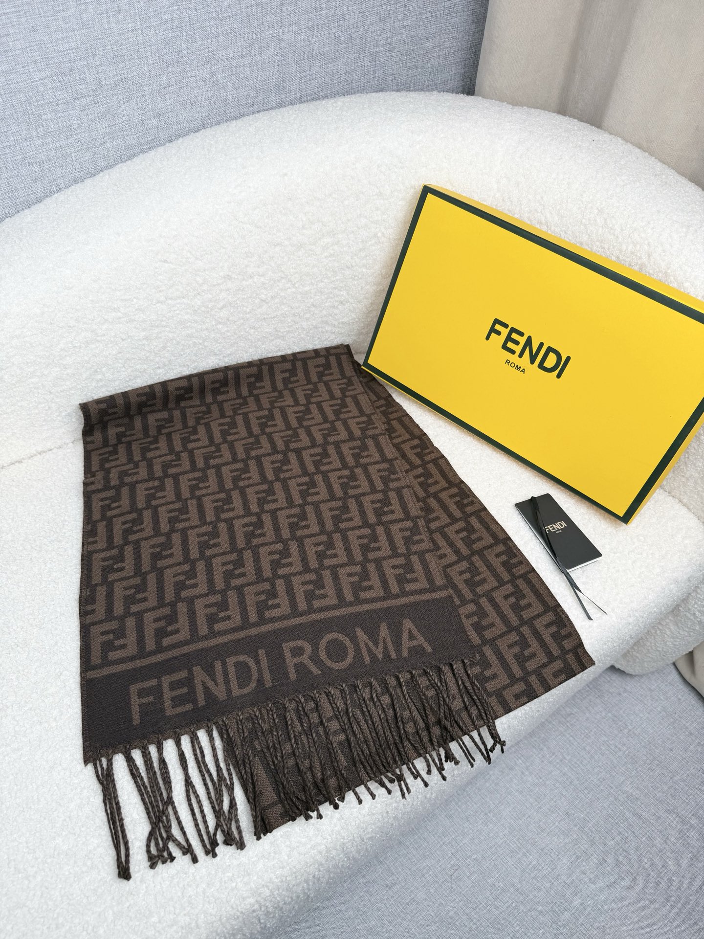 。F家。免代购！极品！Fendi今年最火的围巾！全世界都在抢的老花FF字母款！主打的限量大极品！专柜也是