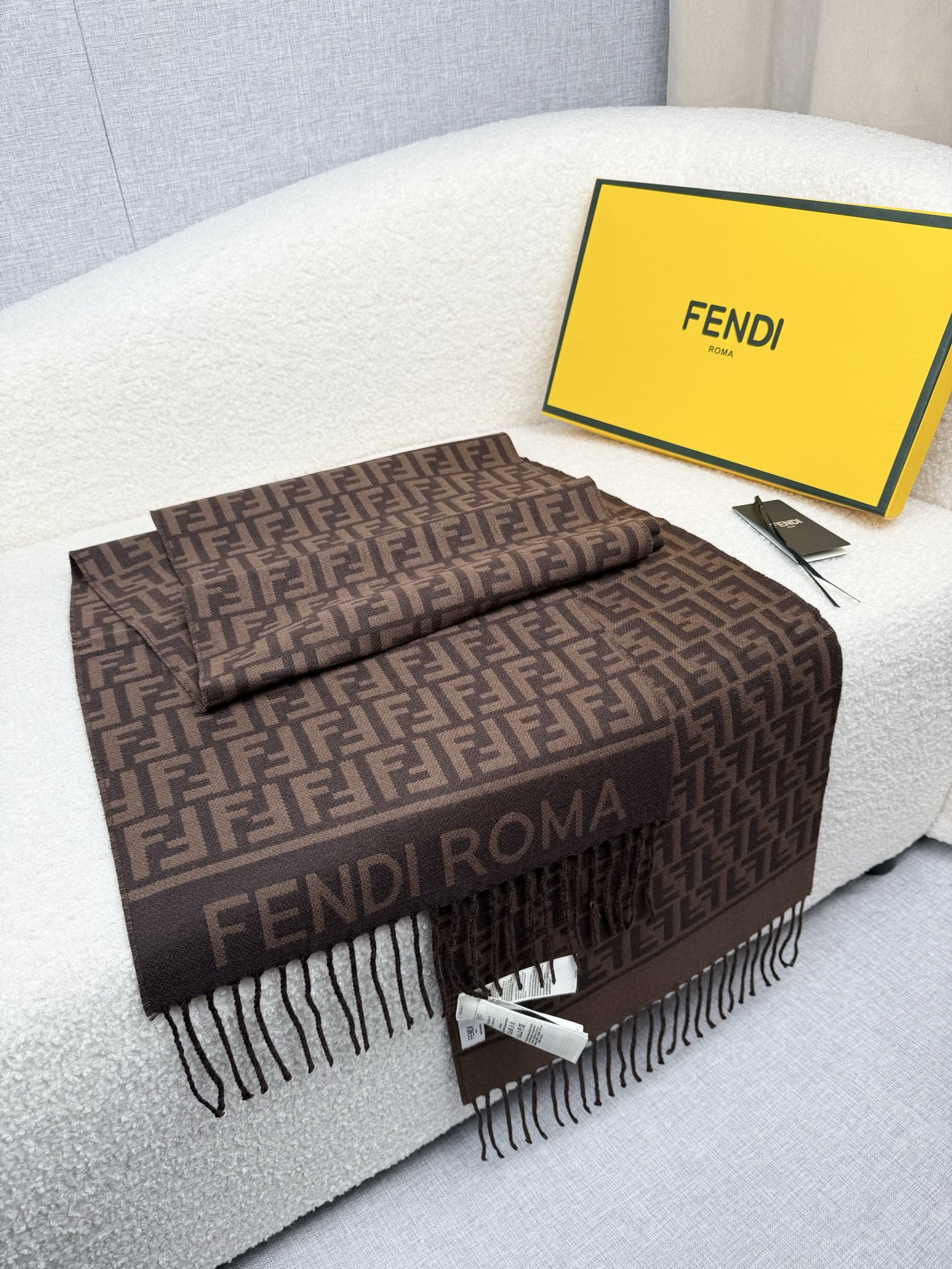 。F家。免代购！极品！Fendi今年最火的围巾！全世界都在抢的老花FF字母款！主打的限量大极品！专柜也是