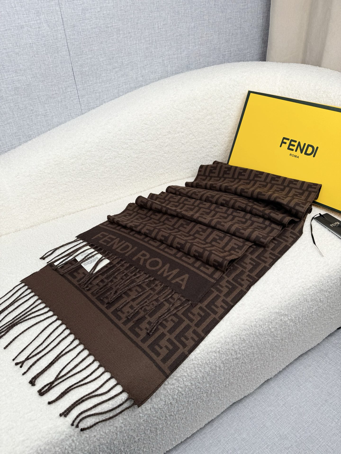 。F家。免代购！极品！Fendi今年最火的围巾！全世界都在抢的老花FF字母款！主打的限量大极品！专柜也是