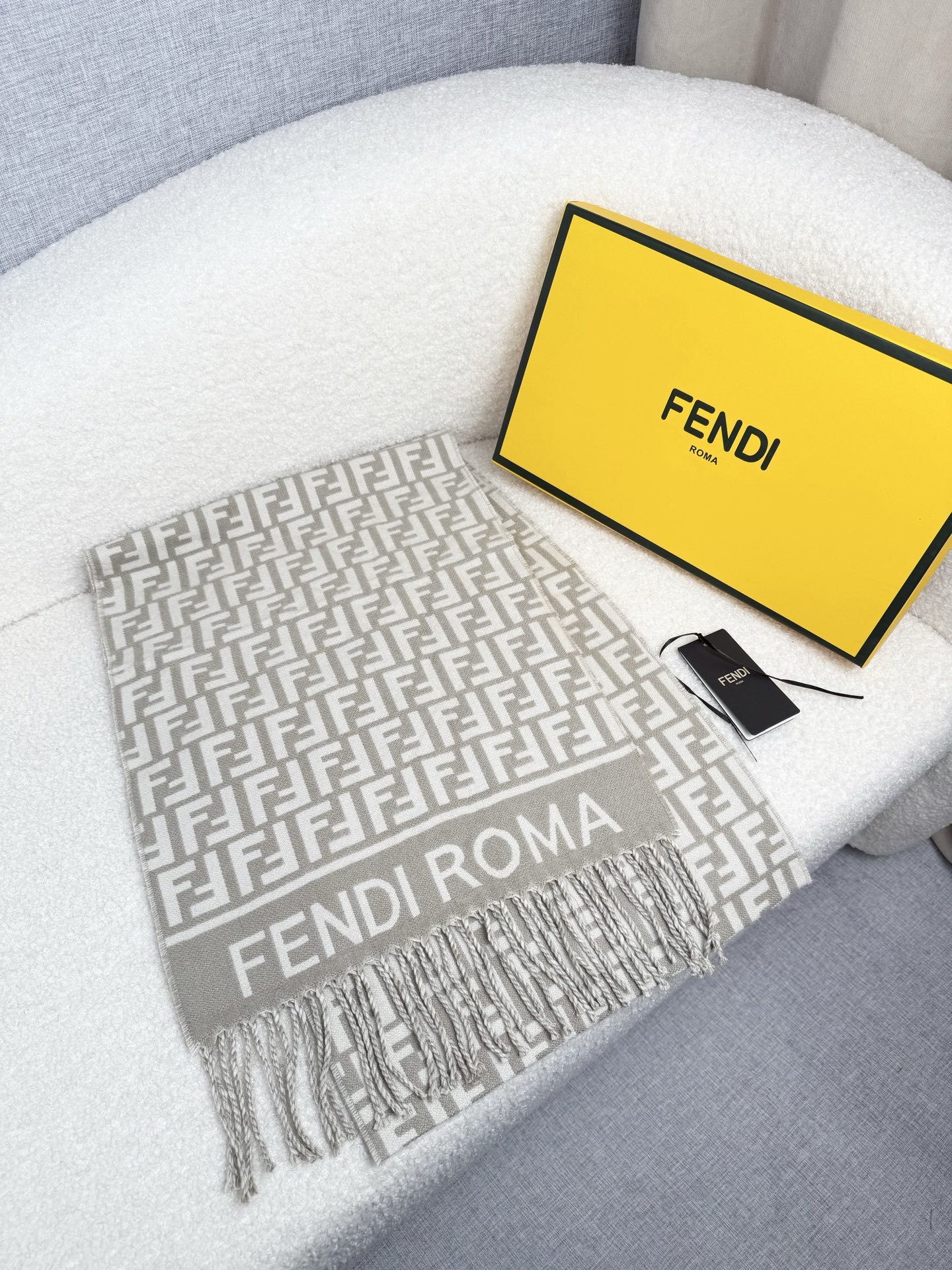 。F家。免代购！极品！Fendi今年最火的围巾！全世界都在抢的老花FF字母款！主打的限量大极品！专柜也是