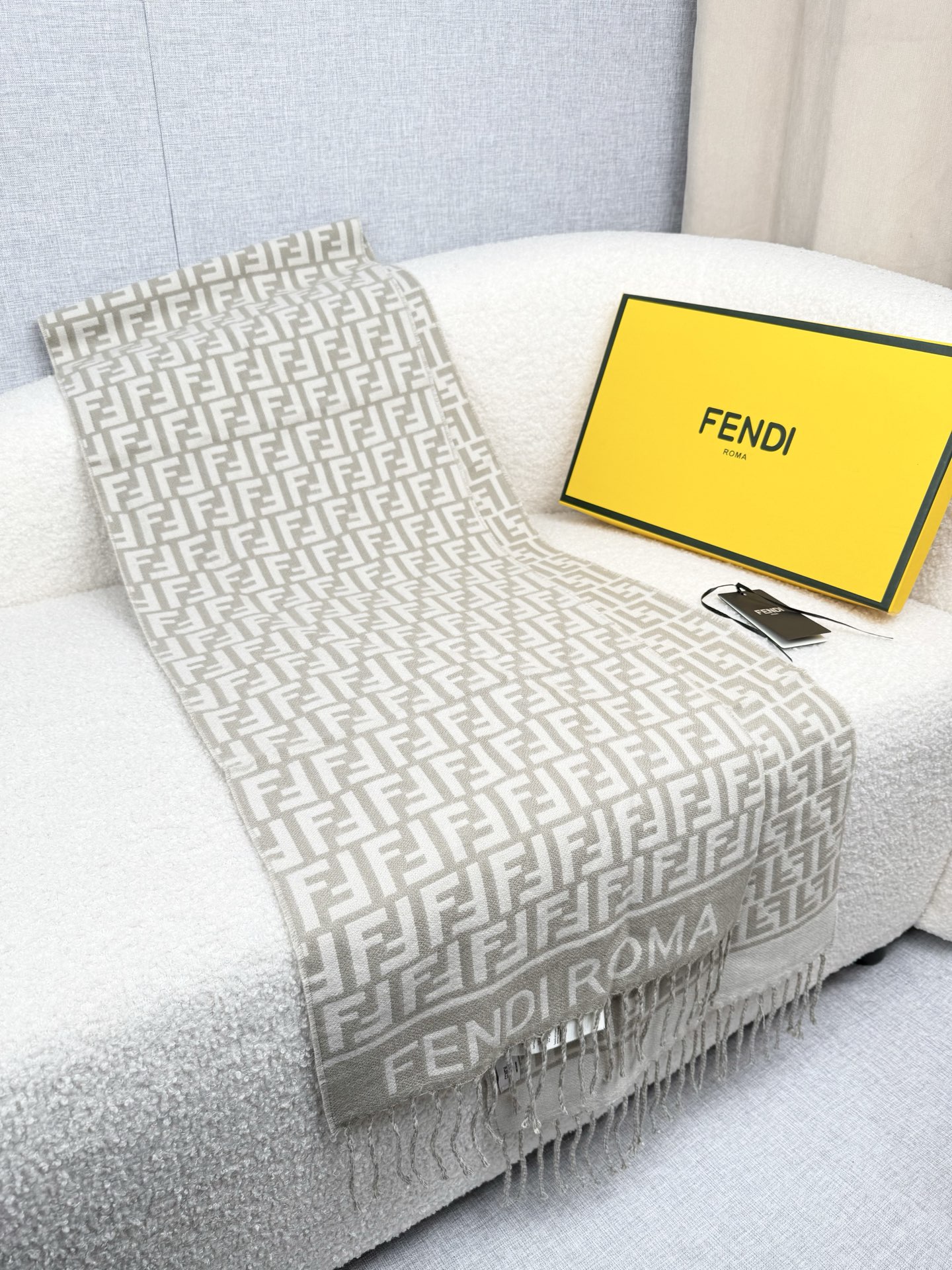 。F家。免代购！极品！Fendi今年最火的围巾！全世界都在抢的老花FF字母款！主打的限量大极品！专柜也是