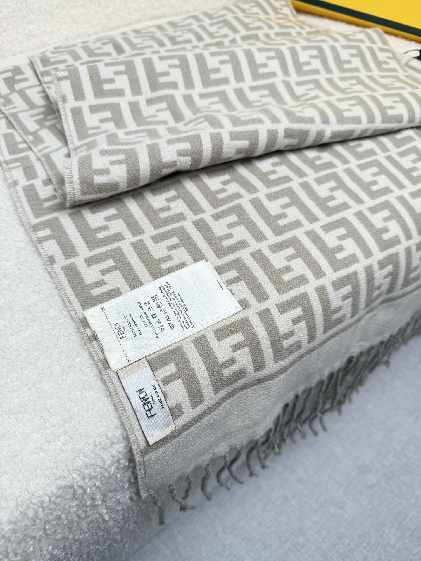 。F家。免代购！极品！Fendi今年最火的围巾！全世界都在抢的老花FF字母款！主打的限量大极品！专柜也是