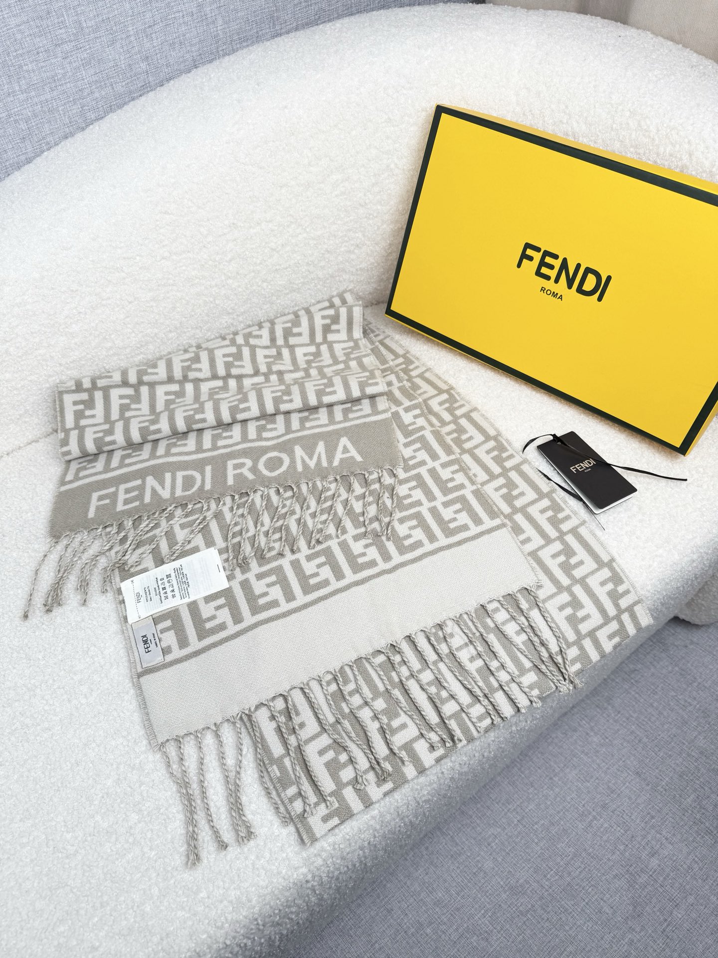 。F家。免代购！极品！Fendi今年最火的围巾！全世界都在抢的老花FF字母款！主打的限量大极品！专柜也是