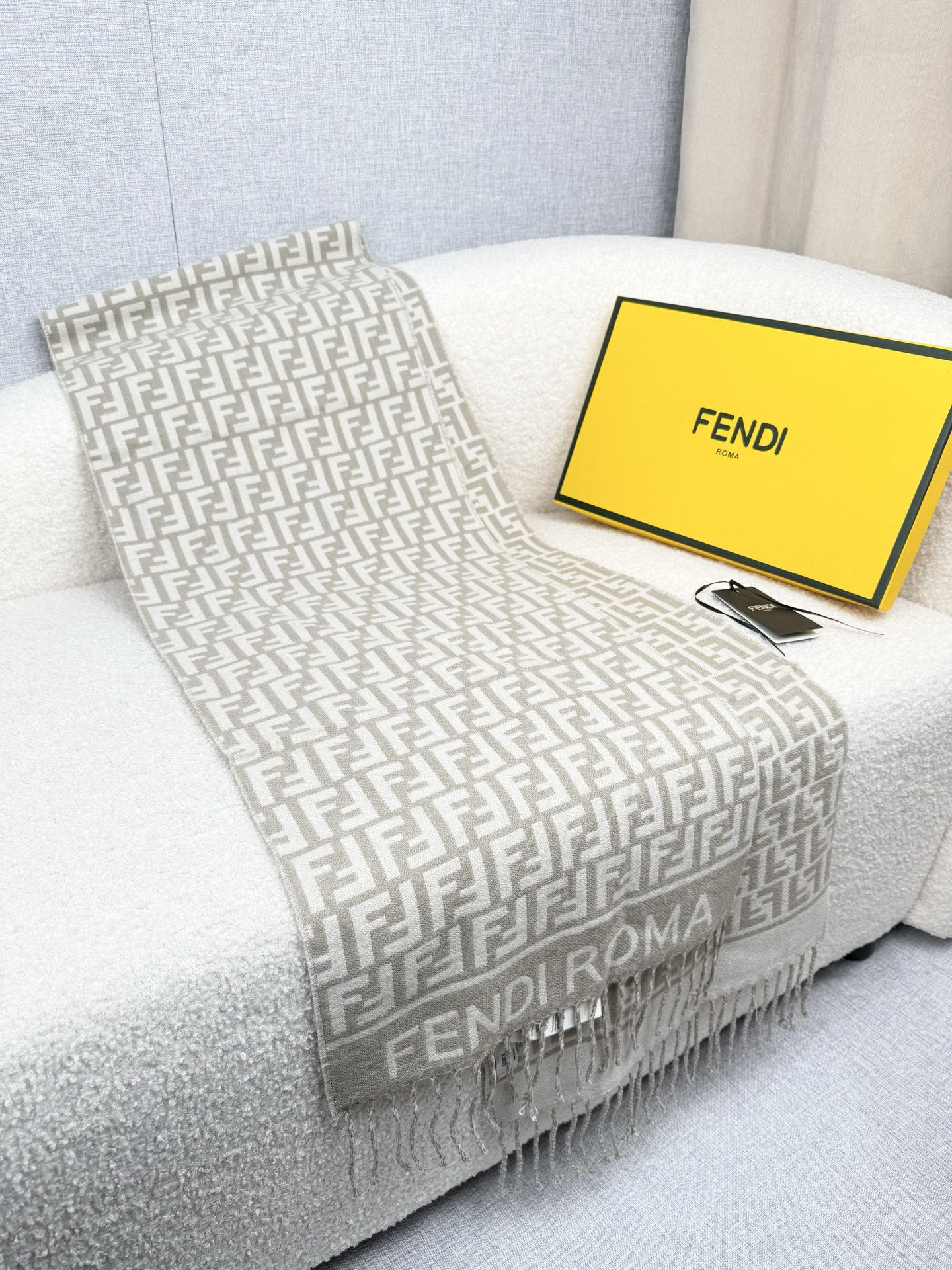 。F家。免代购！极品！Fendi今年最火的围巾！全世界都在抢的老花FF字母款！主打的限量大极品！专柜也是