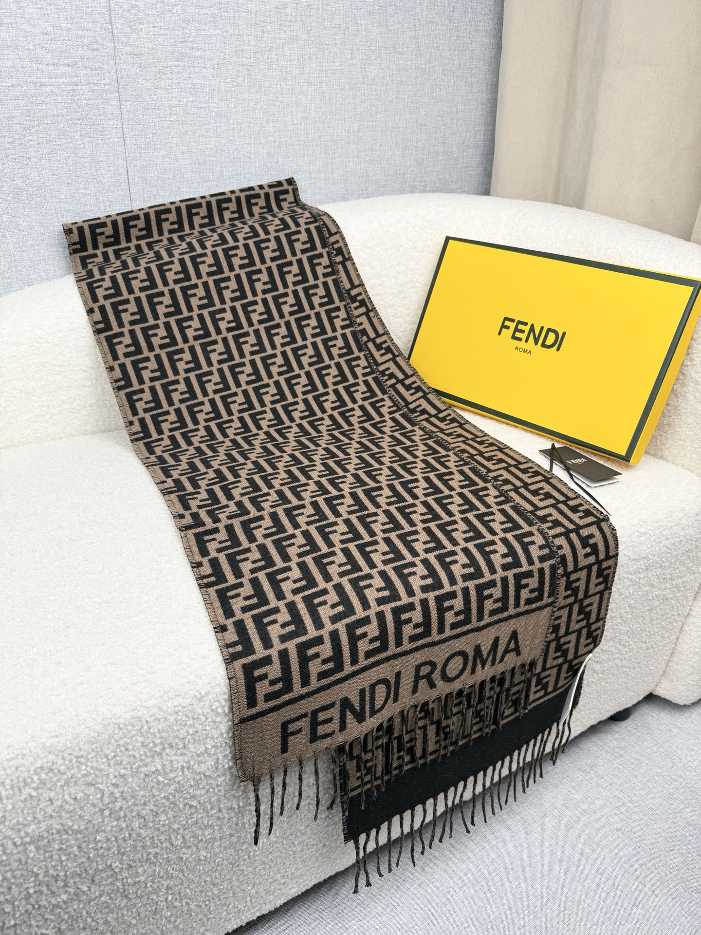 。F家。免代购！极品！Fendi今年最火的围巾！全世界都在抢的老花FF字母款！主打的限量大极品！专柜也是
