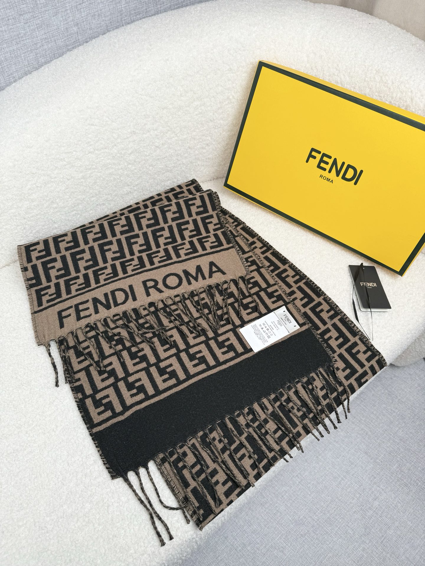 。F家。免代购！极品！Fendi今年最火的围巾！全世界都在抢的老花FF字母款！主打的限量大极品！专柜也是