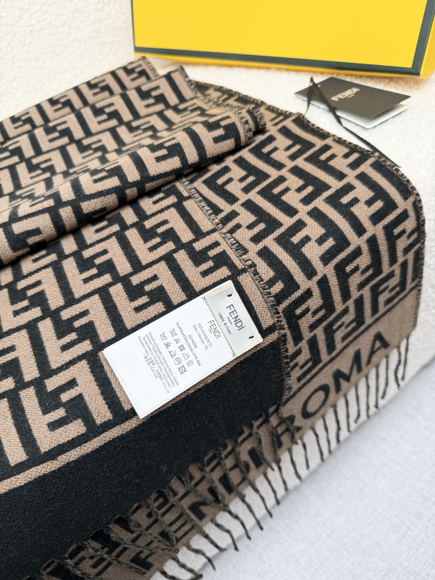 。F家。免代购！极品！Fendi今年最火的围巾！全世界都在抢的老花FF字母款！主打的限量大极品！专柜也是