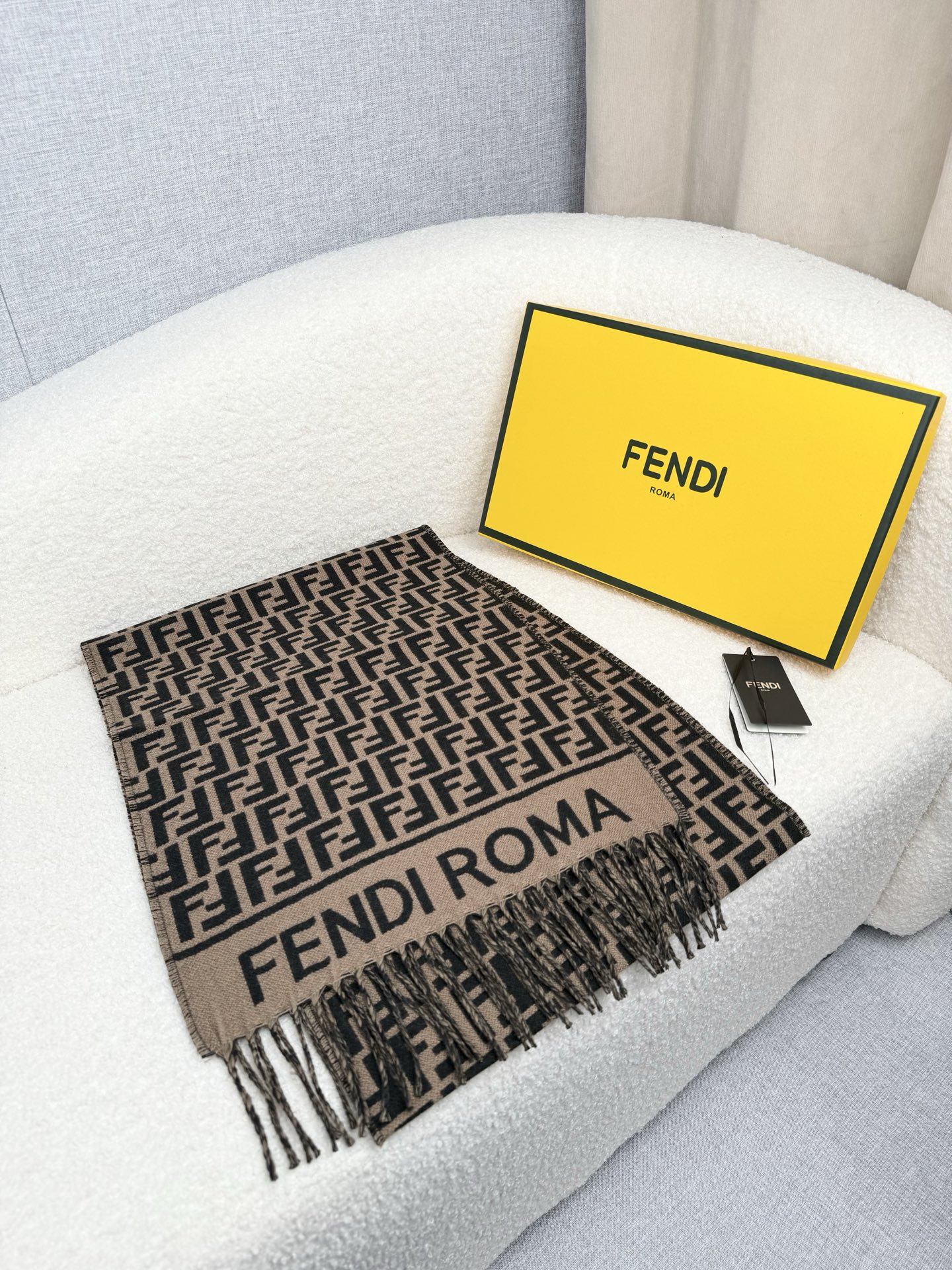 。F家。免代购！极品！Fendi今年最火的围巾！全世界都在抢的老花FF字母款！主打的限量大极品！专柜也是