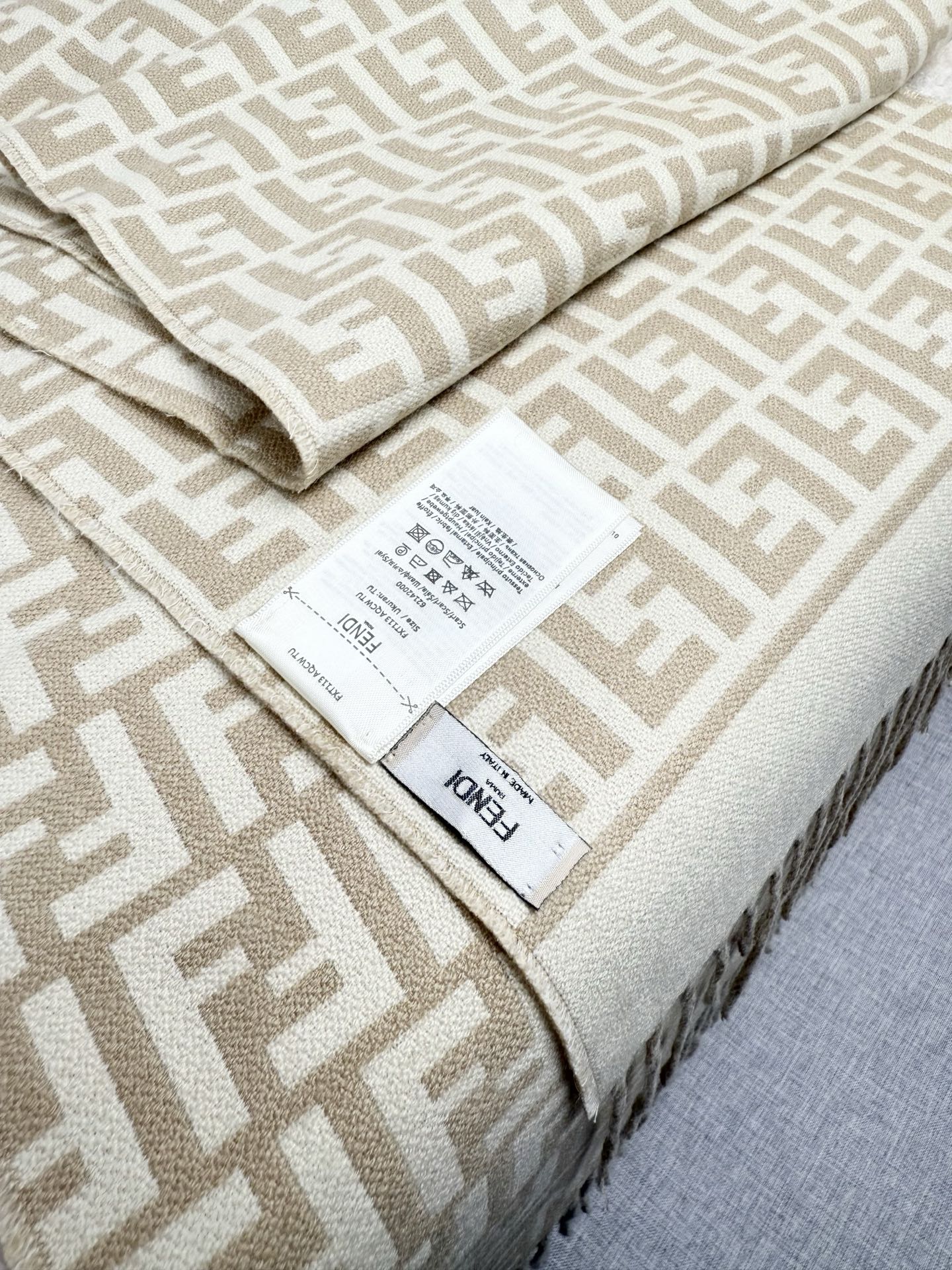 。F家。免代购！极品！Fendi今年最火的围巾！全世界都在抢的老花FF字母款！主打的限量大极品！专柜也是