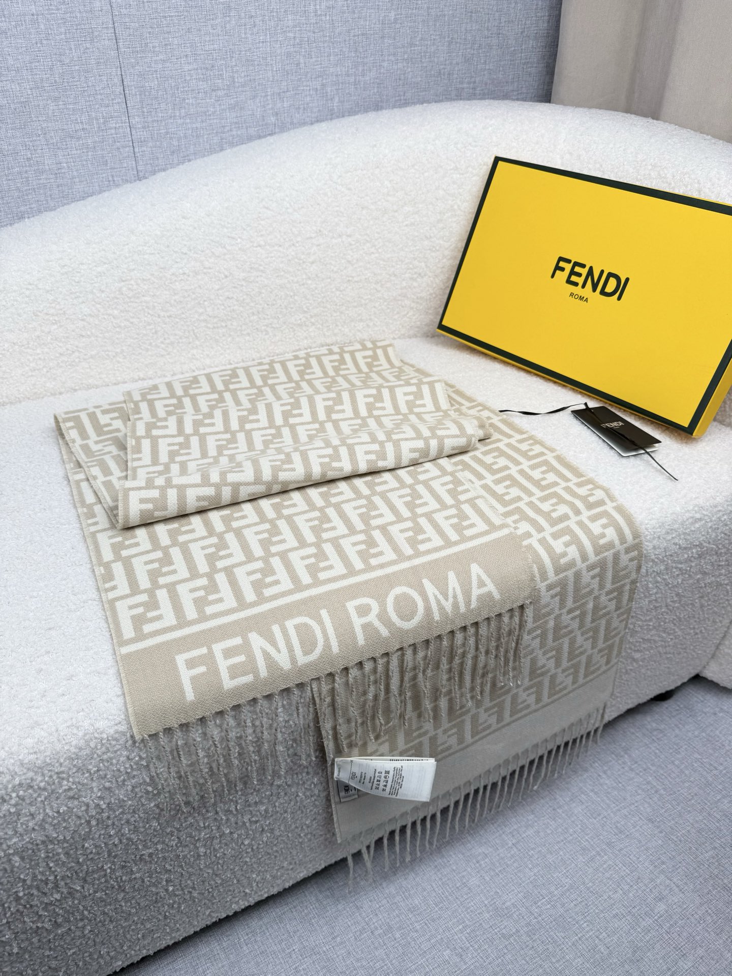 。F家。免代购！极品！Fendi今年最火的围巾！全世界都在抢的老花FF字母款！主打的限量大极品！专柜也是