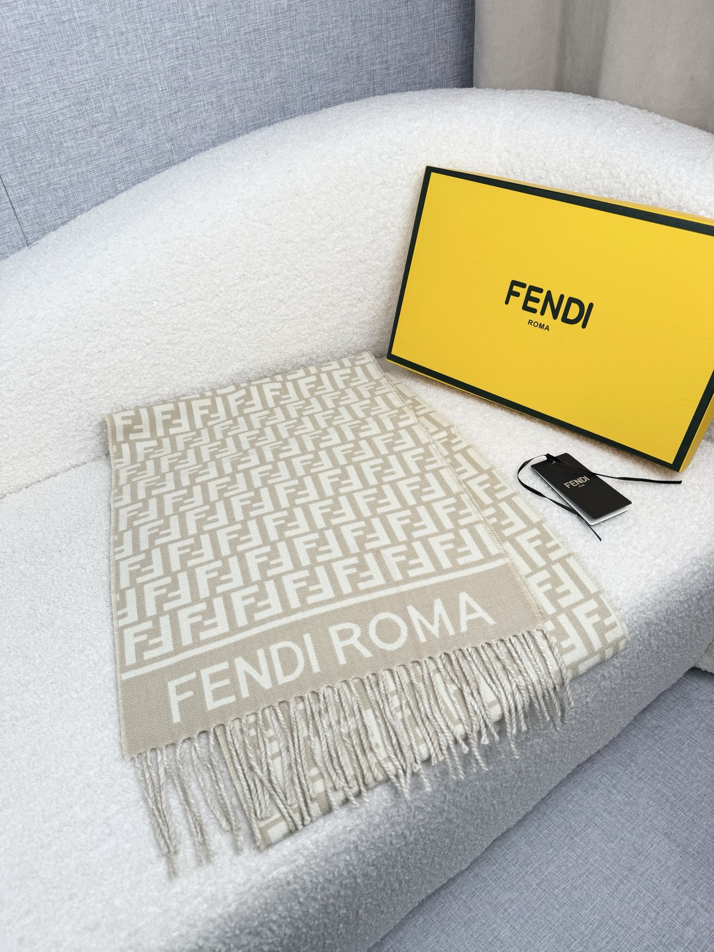 。F家。免代购！极品！Fendi今年最火的围巾！全世界都在抢的老花FF字母款！主打的限量大极品！专柜也是