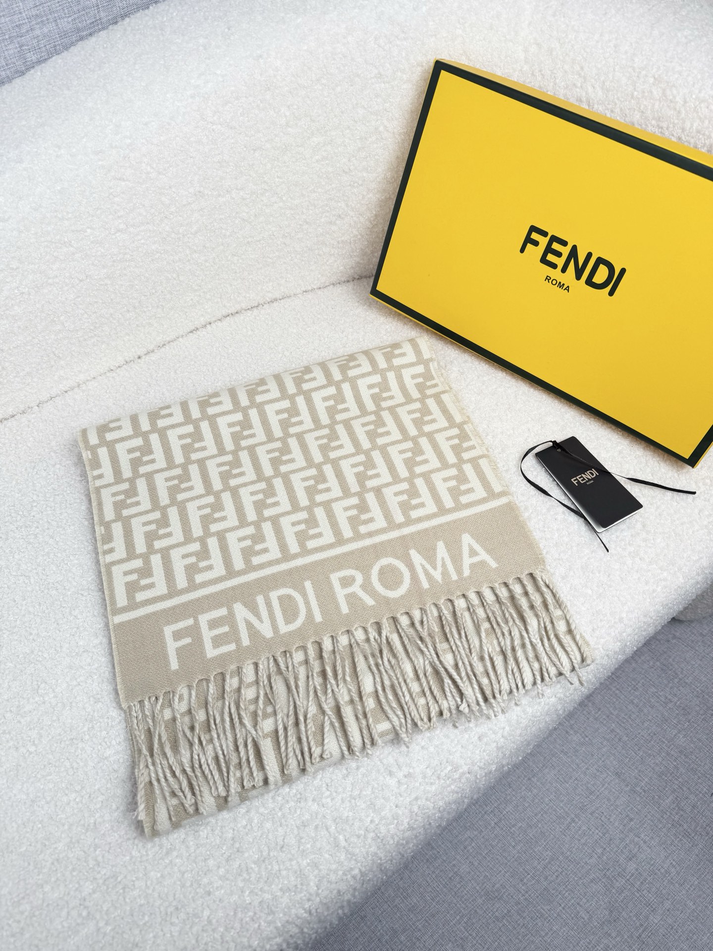 。F家。免代购！极品！Fendi今年最火的围巾！全世界都在抢的老花FF字母款！主打的限量大极品！专柜也是