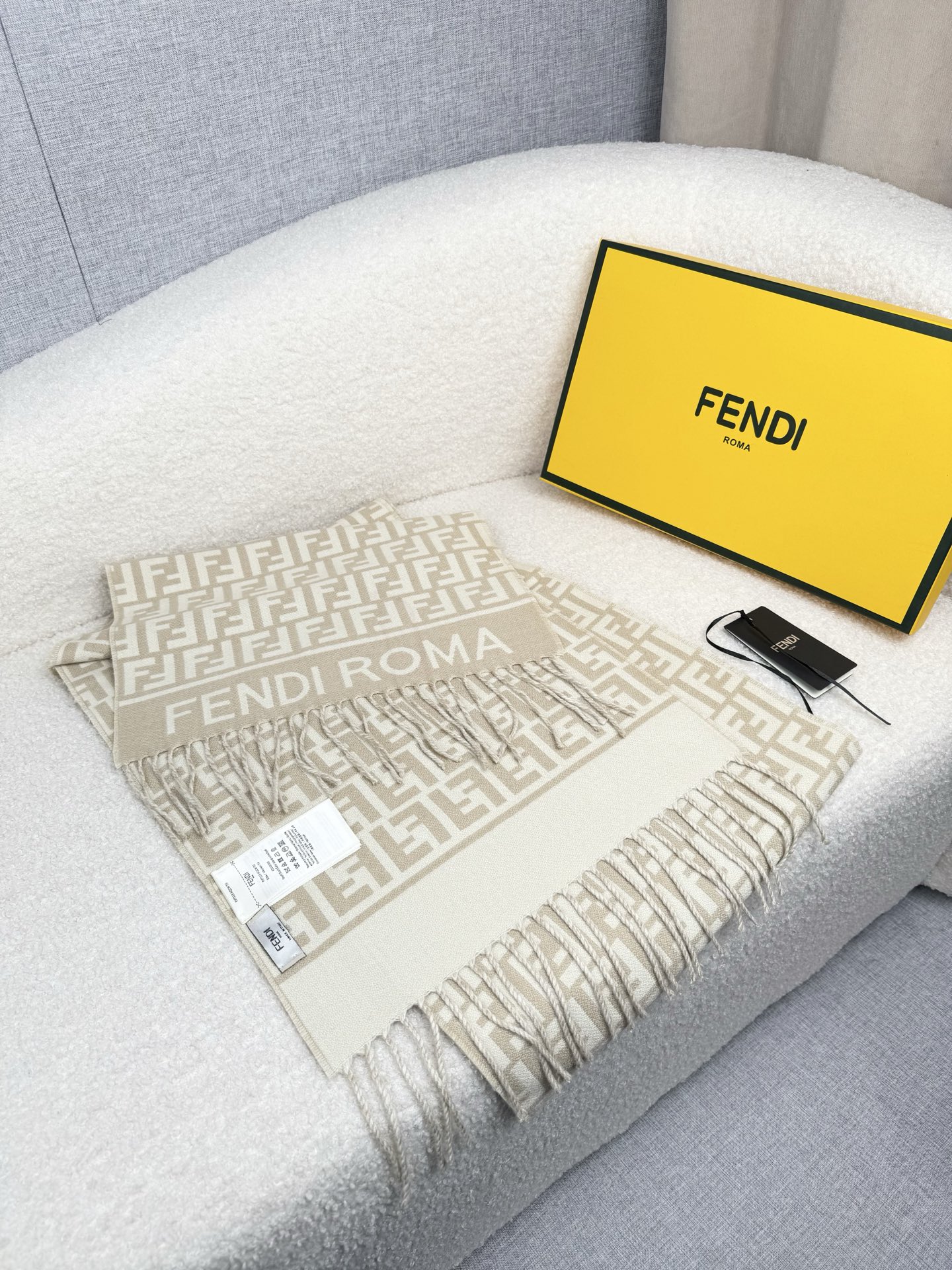 。F家。免代购！极品！Fendi今年最火的围巾！全世界都在抢的老花FF字母款！主打的限量大极品！专柜也是