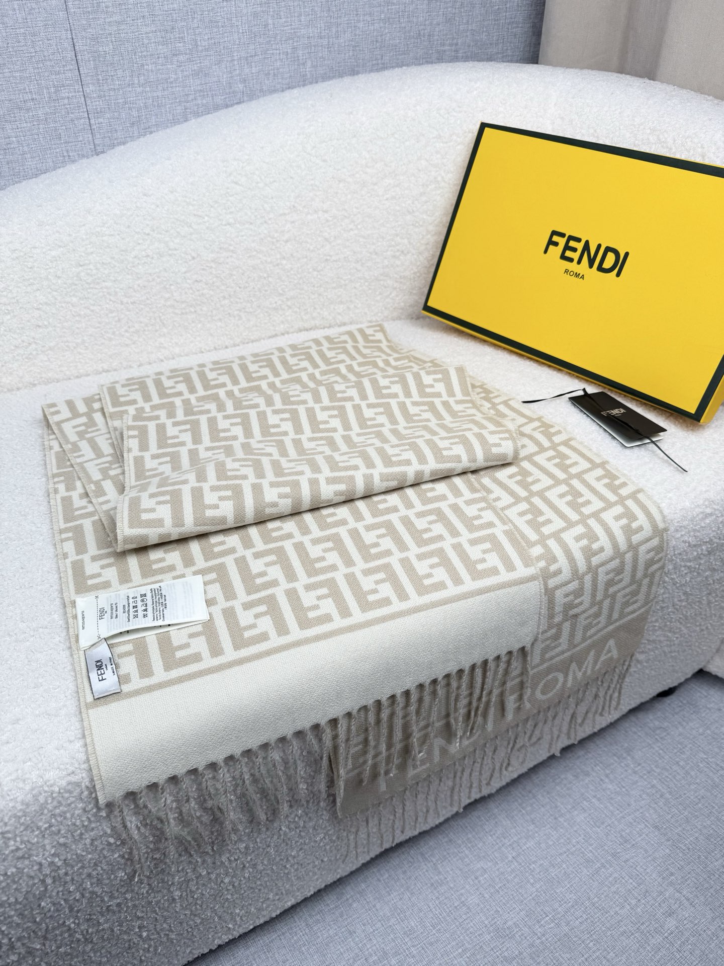 。F家。免代购！极品！Fendi今年最火的围巾！全世界都在抢的老花FF字母款！主打的限量大极品！专柜也是