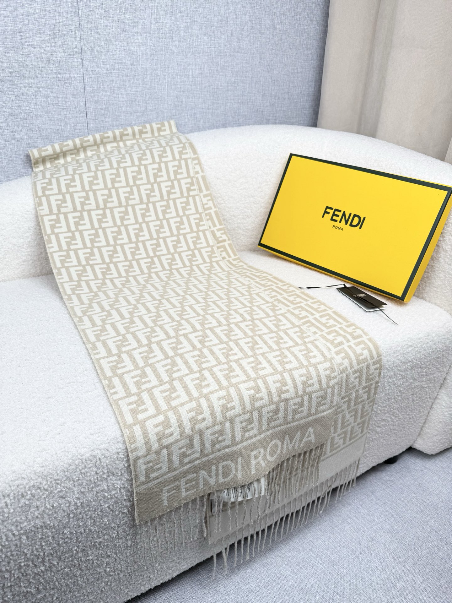 。F家。免代购！极品！Fendi今年最火的围巾！全世界都在抢的老花FF字母款！主打的限量大极品！专柜也是