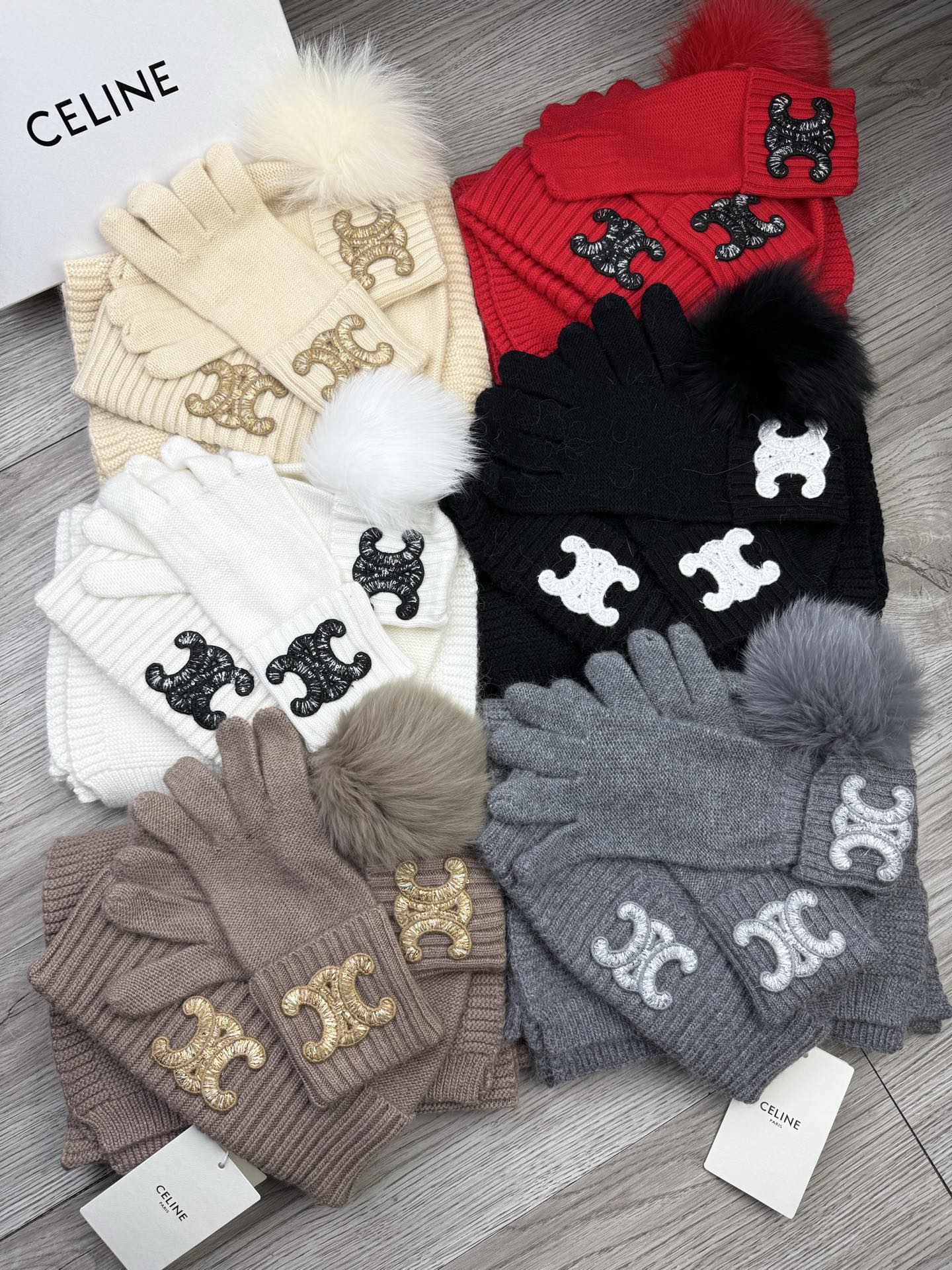 NO:701680,.Céline. [Three-piece wool suit, fox fur hat, scarf and gloves] Classic suit hat!  Warm and super comfortable ~ 70% wool and 30% rabbit fur. It’s a great tool for young ladies to reduce their age in winter ~ This winter, all you need is a set of hats ~ It’s warm and fashionable!  Unisex model! Can be made as a couple model!  Complete range of anti-counterfeiting labels and elevators!  Many styles, welcome to choose! Suits, suits, celine, gloves, hats19860909.赛琳.【三件套羊毛套装狐狸毛毛帽子围巾手套】经典套装帽子！暖暖哒超级舒服～70羊毛30兔毛.冬日小姐姐减龄神器哦～这个冬天你就差这么一套套装帽子啦～又保暖又时尚！男女通用款!可以做情侣款！防伪标签吊卡齐全！多多款式,欢迎选择!套装,套装,celine,gloves,hats,accessory