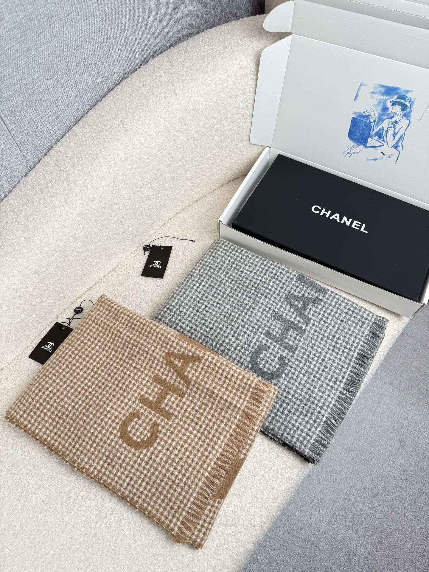 NO:553909,.C Home. [Higher version!  !  High weight!  】The new 23B houndstooth color-blocked cashmere scarf of Xiang Nai Nai, shipped directly from Europe, a genuine order... It comes with big products, no need to use too many misleading words, it is the best Chan in the world, and you will know its beauty only when you wear it, and it is full of big-name style. The classic color-blocking logo jacquard style, coupled with houndstooth, F products cannot imitate... The way to appear is never wrong, even if it is the same for many years, TA's high-end and elegance are fully exerted by the designer  To the fullest, so beautiful that you will be fascinated by it. It is a fashionable shawl that never goes out of style. The more you look at it, the more you fall in love with it. The more you look at it, the more fashionable you look. The more you look at it, the more you like it. It is very weighty and drapey. It is invincible and beautiful. It is invincible and comfortable in your hand. Purchasing price, customer supply cashmere, specifications, 45*185cm high version scarf, high version scarf, chanel, chanel, shawls19860909.C家.【高版本！！高克重！】香奶奶尾单新款23B千鸟格拼色羊绒围巾,直接出欧洲的,正儿八经的正品订单…和大货一起出来,不用多流弊的文字,它是全世界最好的Chan,上身才会知道它的美,大牌范十足.经典拼色logo提花风格,配上千鸟格,F货根本仿不来哦…永远不出错的出场方式,既使再过多少年都是如此,TA的高级与优雅,被设计师发挥到淋漓尽致,美得令人心醉神往,永不过时极品精英高手级别的时髦感披肩这款Chanel的款,实物真的越看越爱,越看越时髦,越看越喜欢,非常有份量和垂感,无敌无敌好造型美的不要不要的,握在手里真的无敌舒适代购价,客供羊绒,规格,45*185cm高版本围巾,高版本围巾,chanel,chanel,shawls,scarf