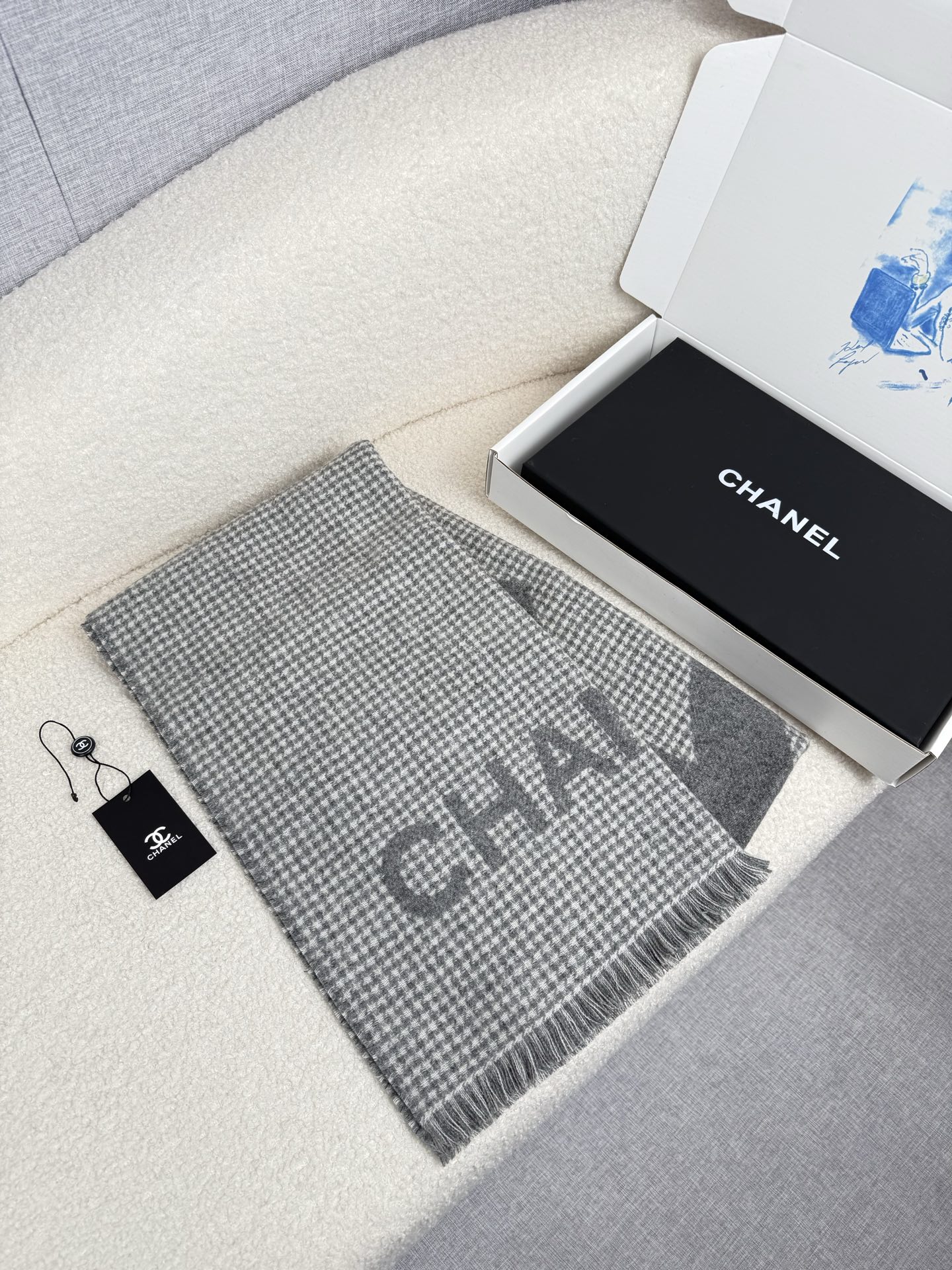 ￥。C家。【高版本！！高克重！】香奶奶尾单新款23B千鸟格拼色羊绒围巾，直接出欧洲的，正儿八经的正品订单