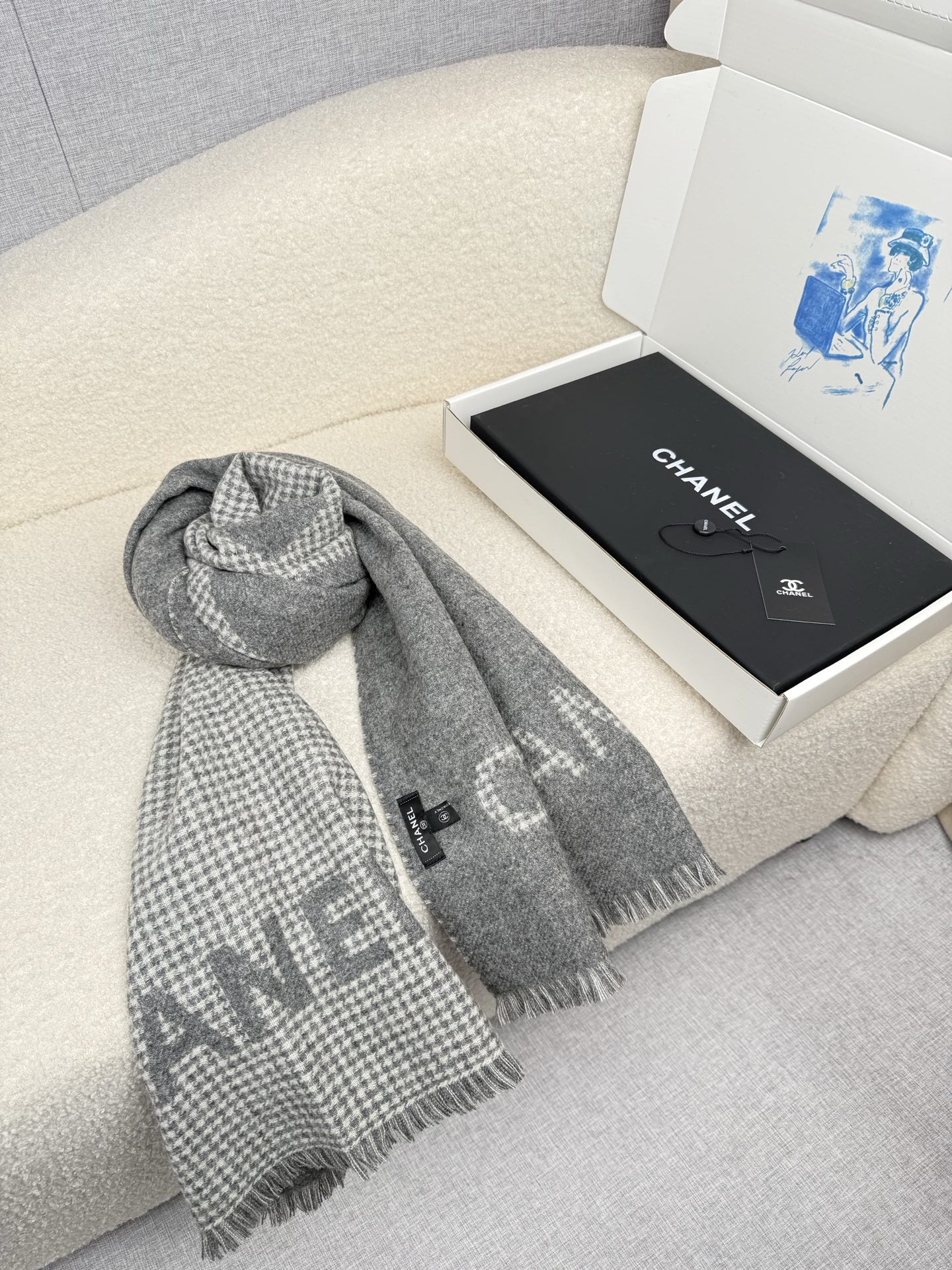 ￥。C家。【高版本！！高克重！】香奶奶尾单新款23B千鸟格拼色羊绒围巾，直接出欧洲的，正儿八经的正品订单